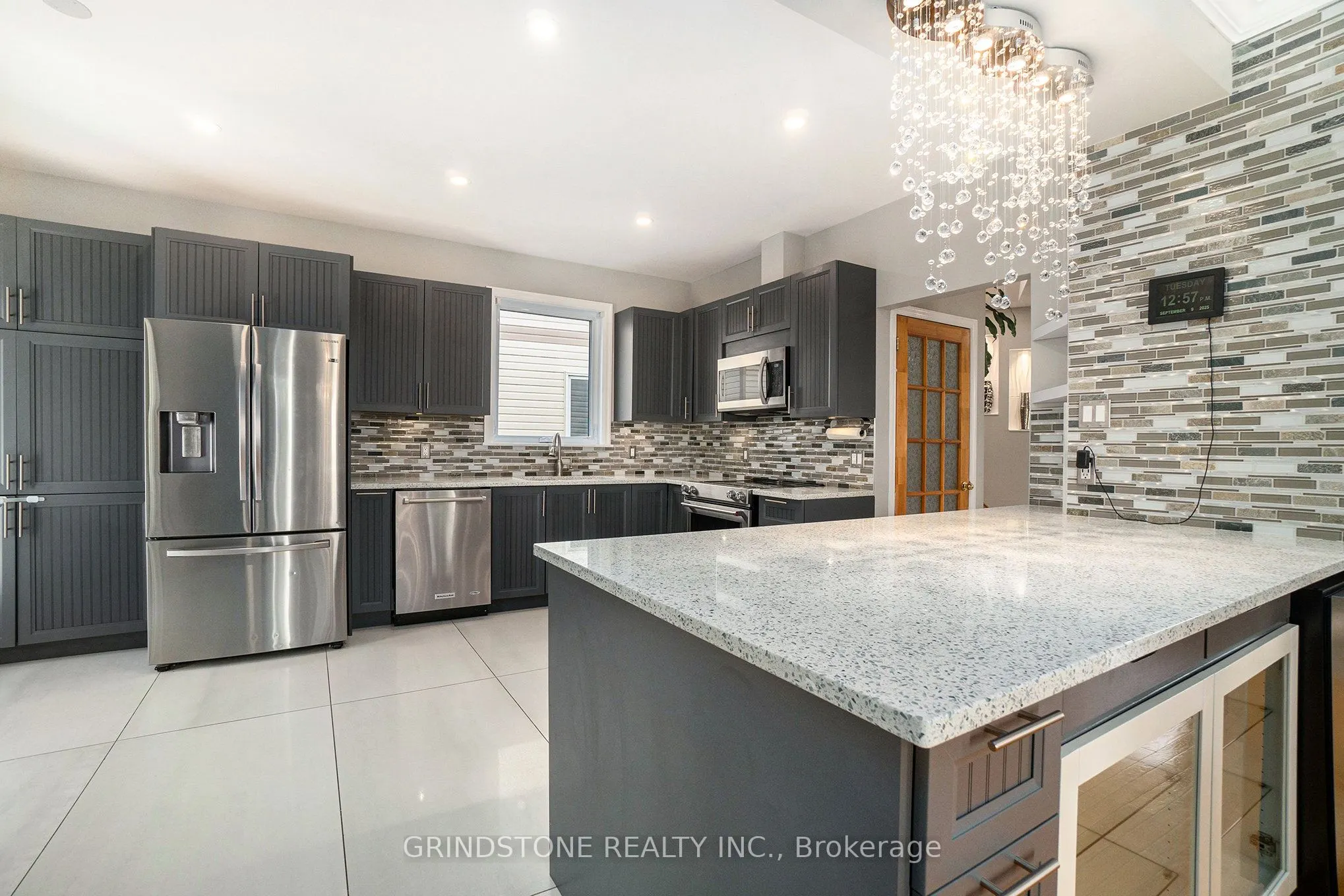 95 Evanshen Crescent