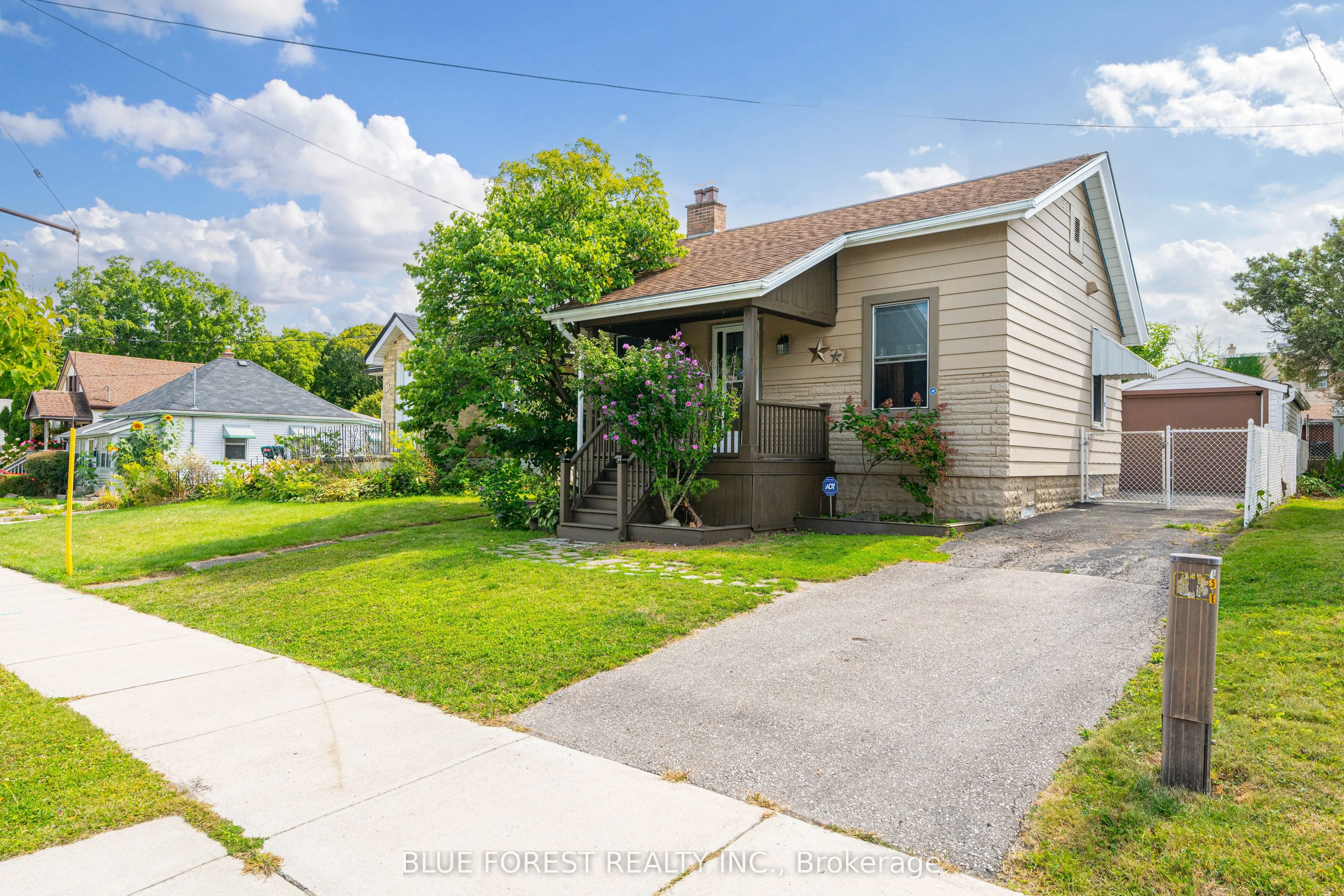 17 Emery Street E