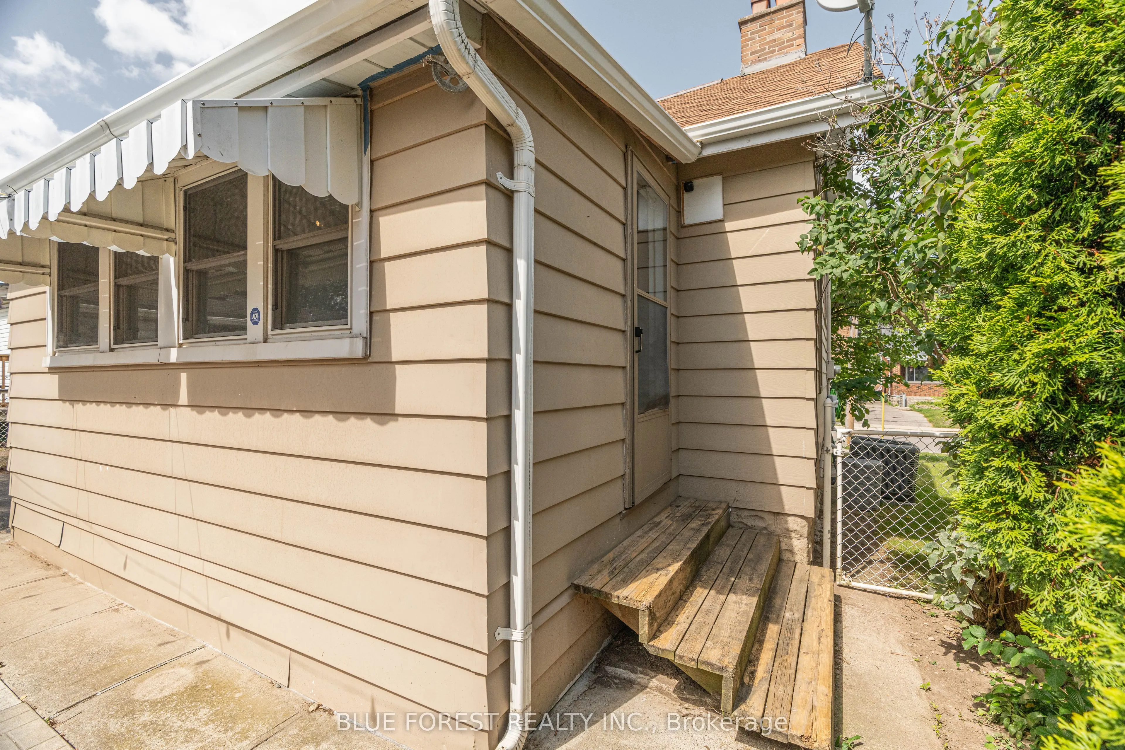 17 Emery Street E