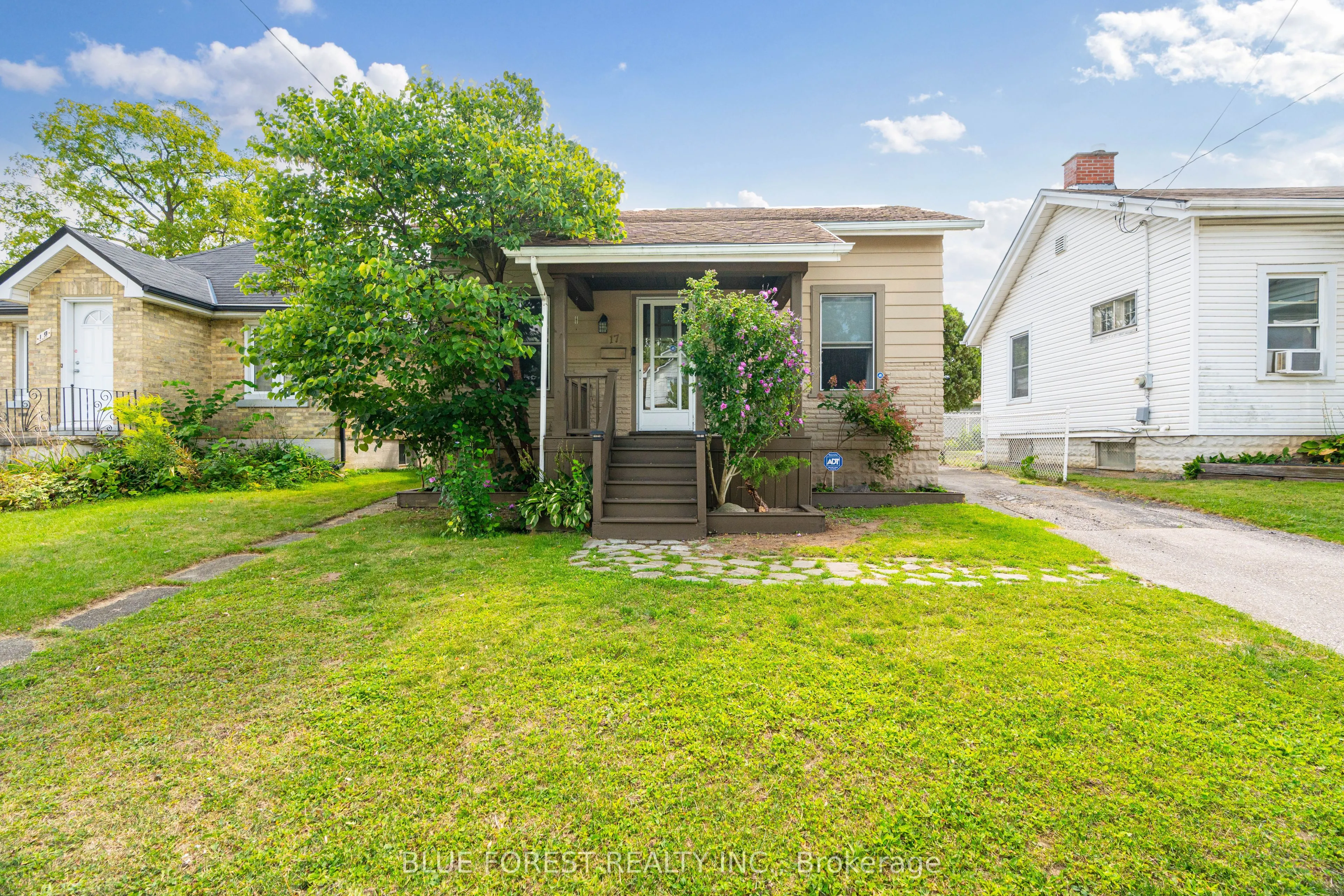 17 Emery Street E