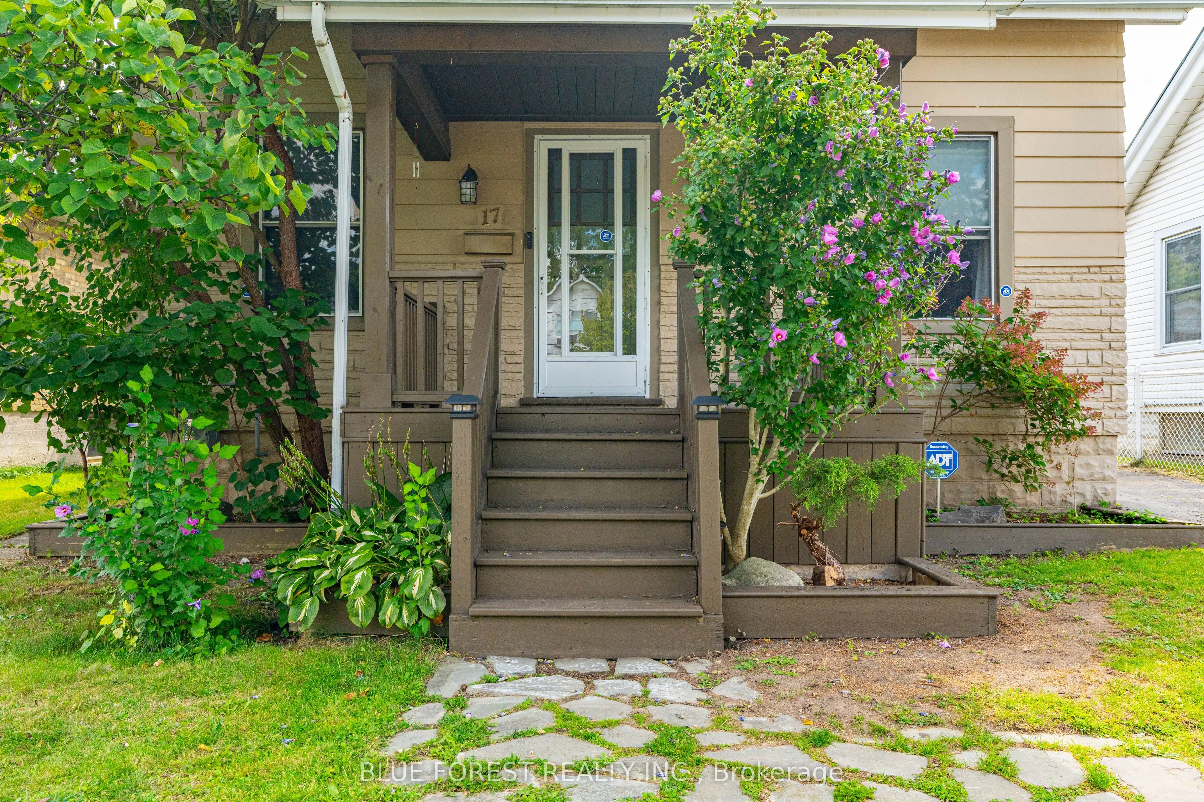 17 Emery Street E