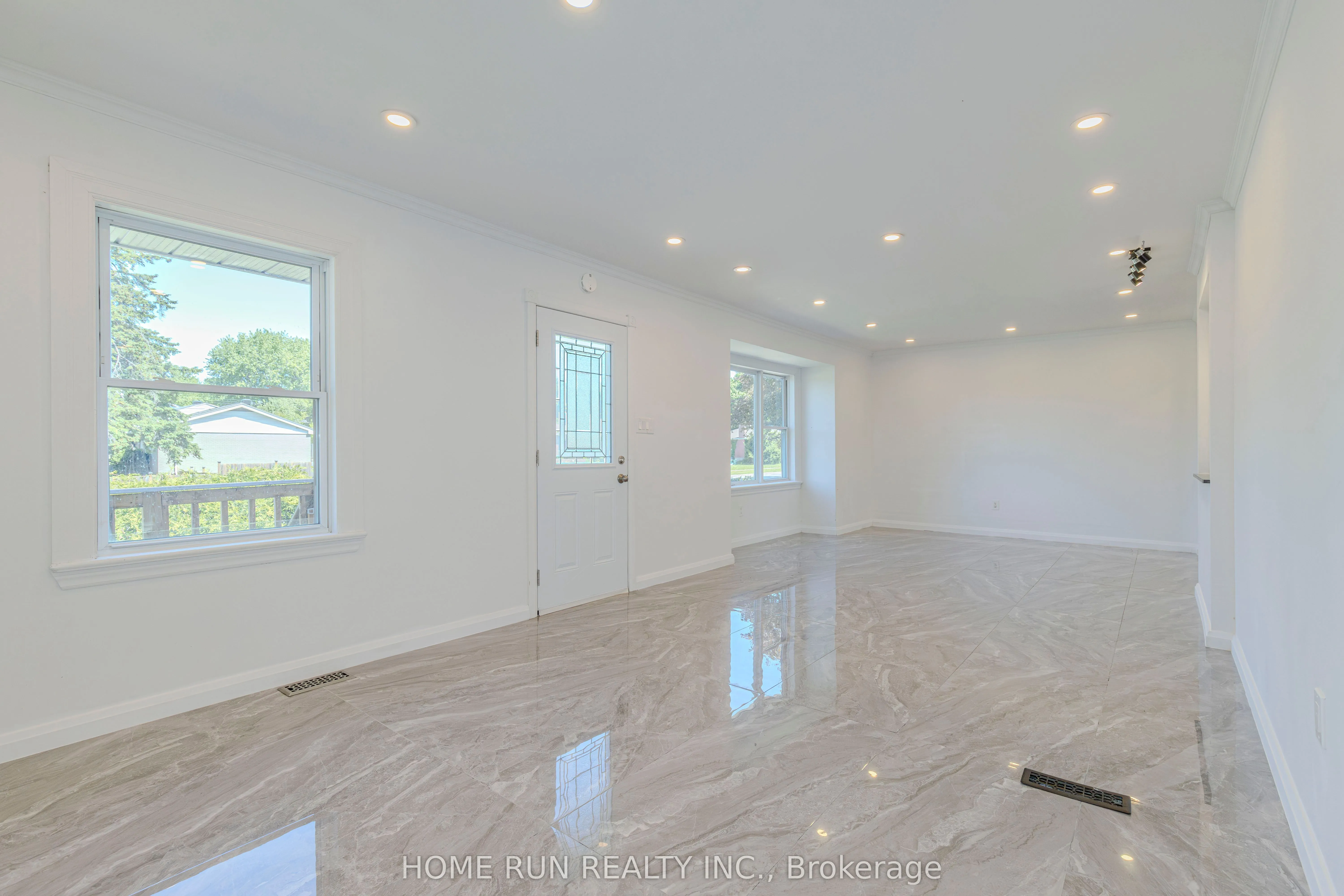 92 Meadowlands Drive W