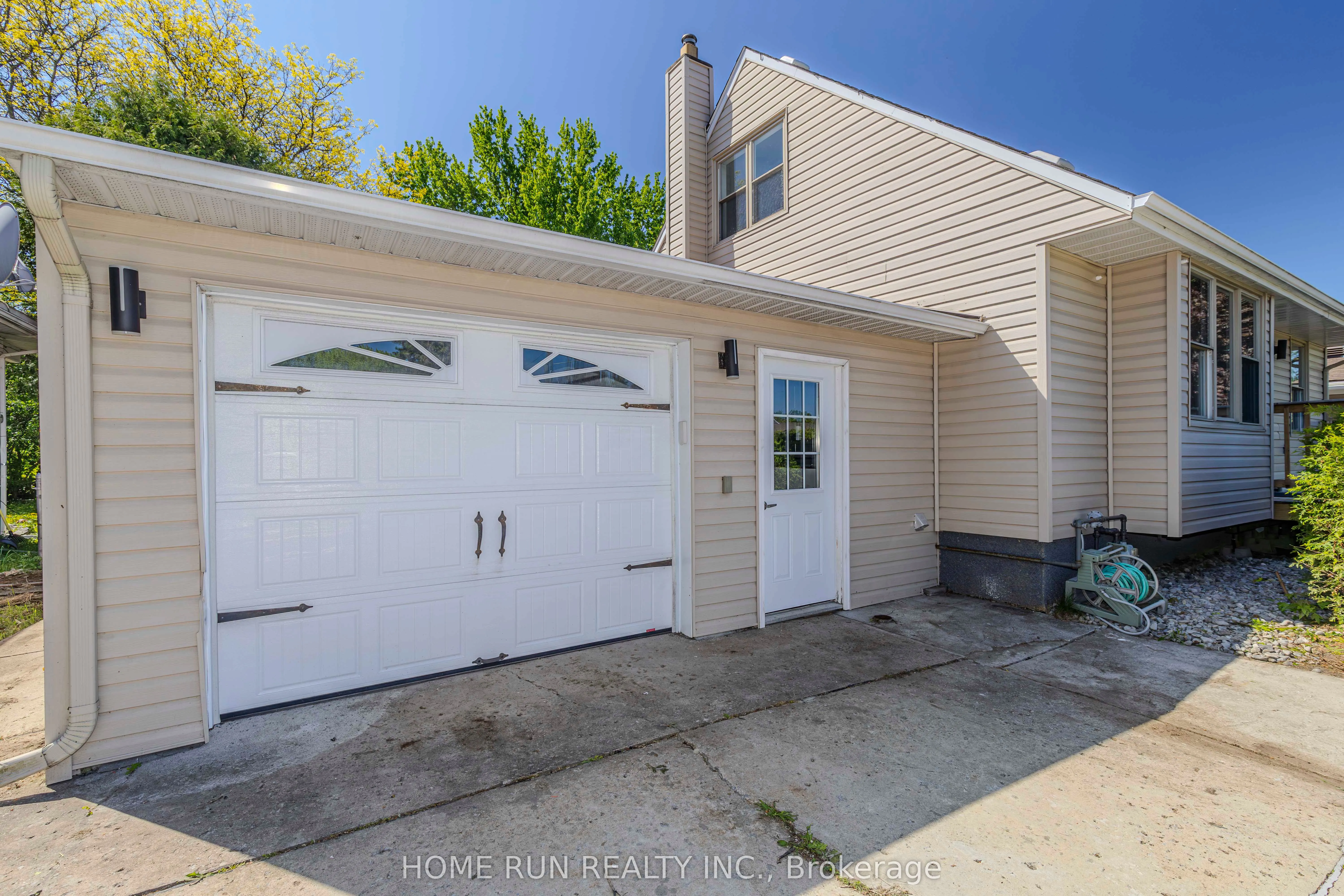 92 Meadowlands Drive W