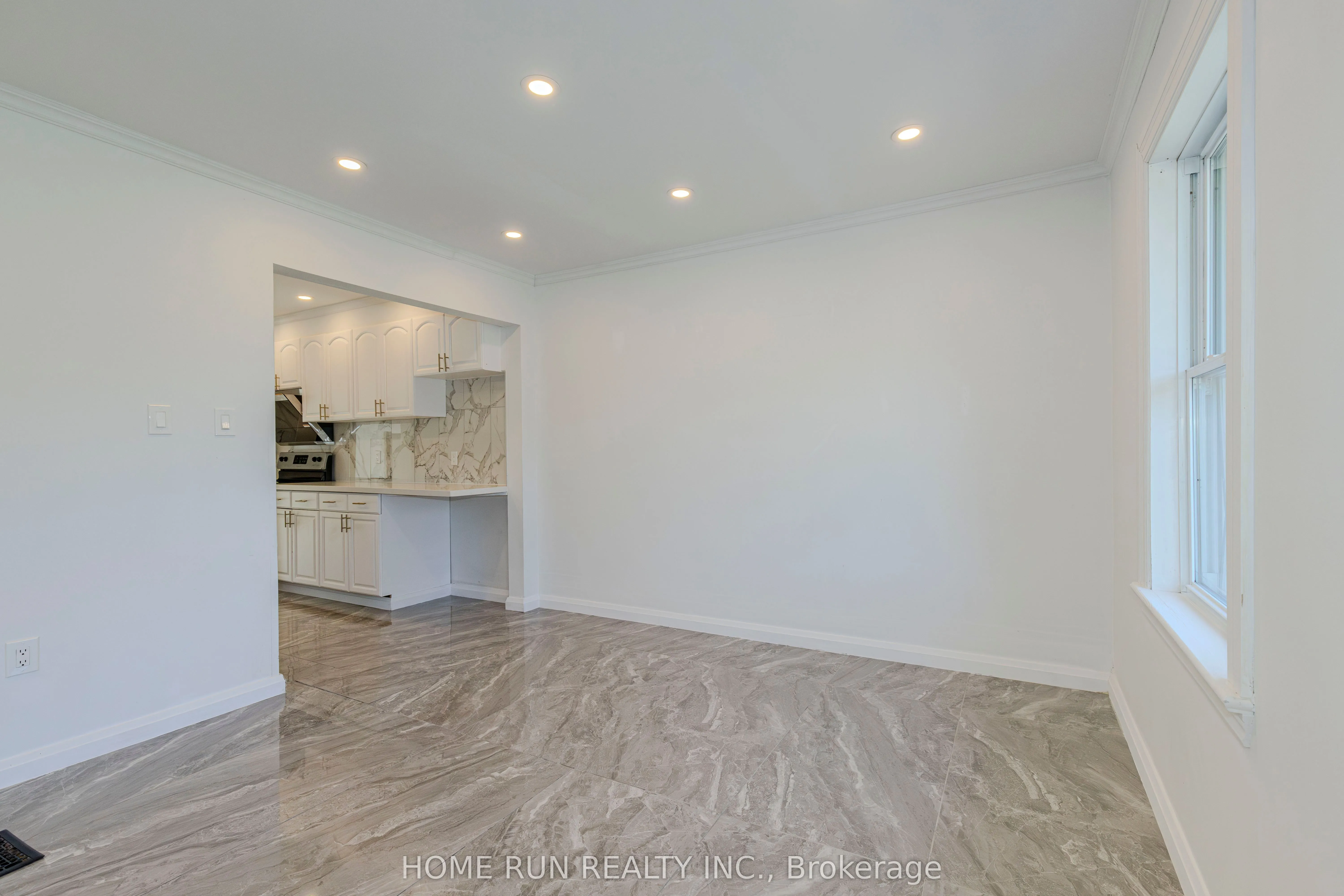 92 Meadowlands Drive W