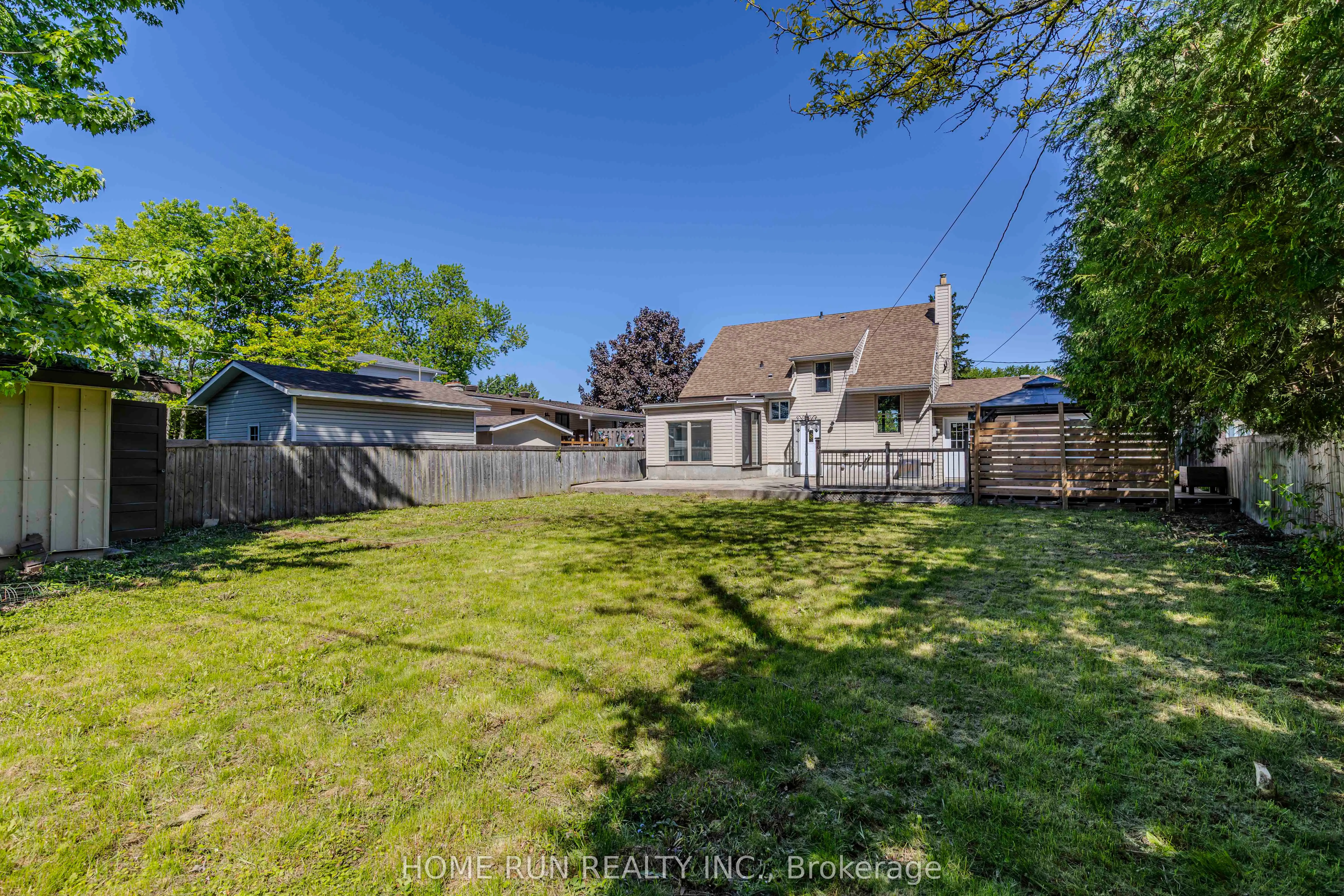 92 Meadowlands Drive W