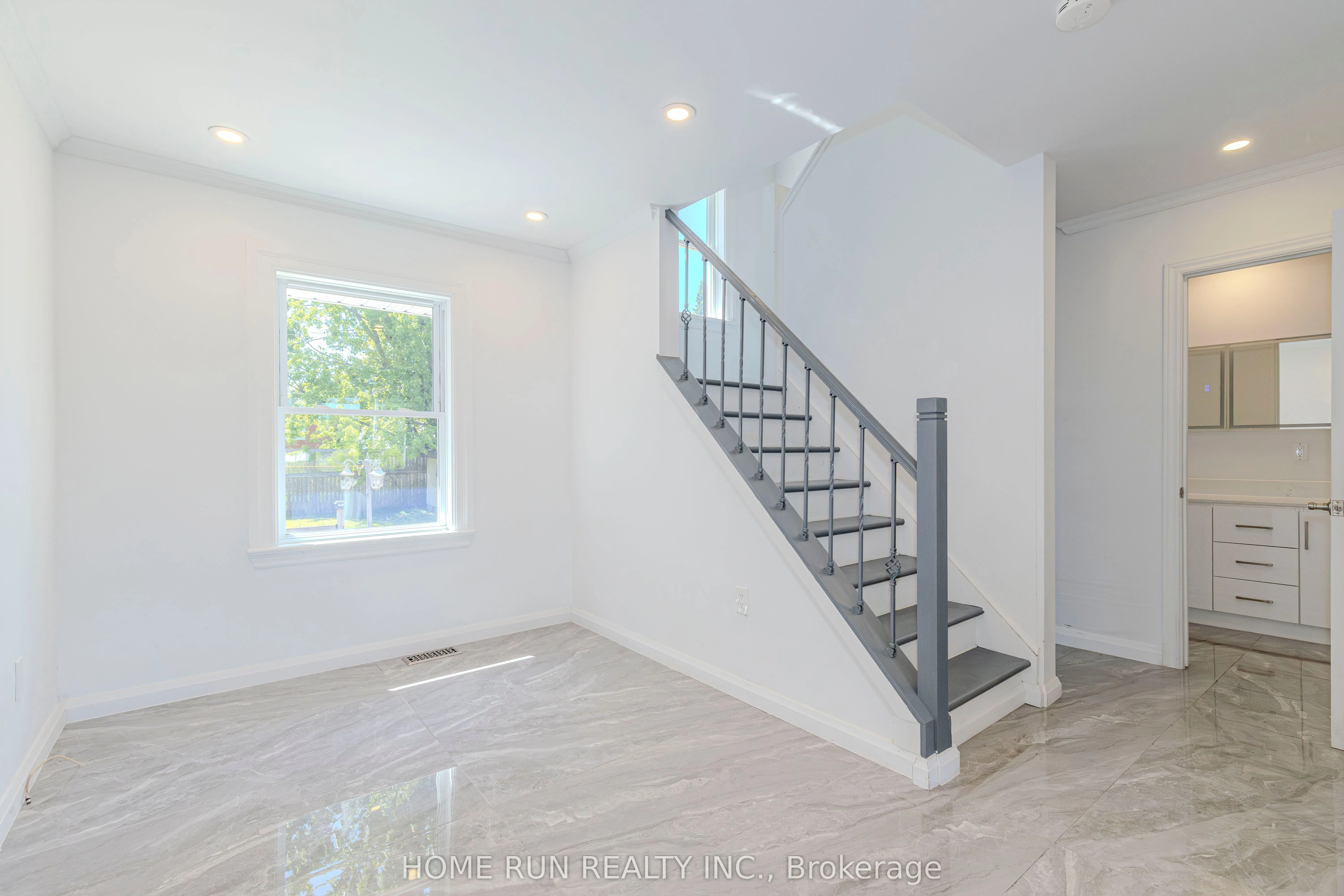 92 Meadowlands Drive W