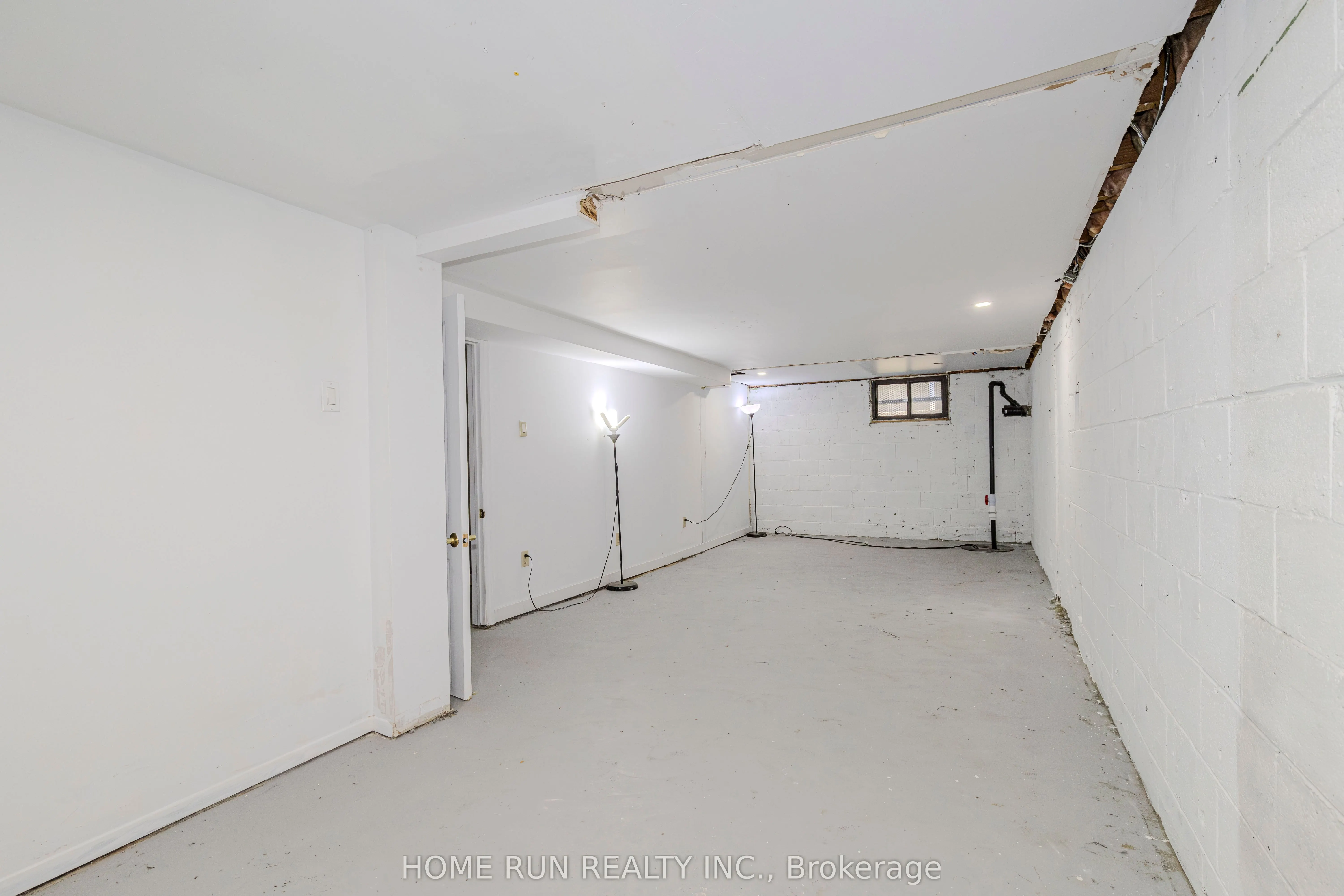 92 Meadowlands Drive W