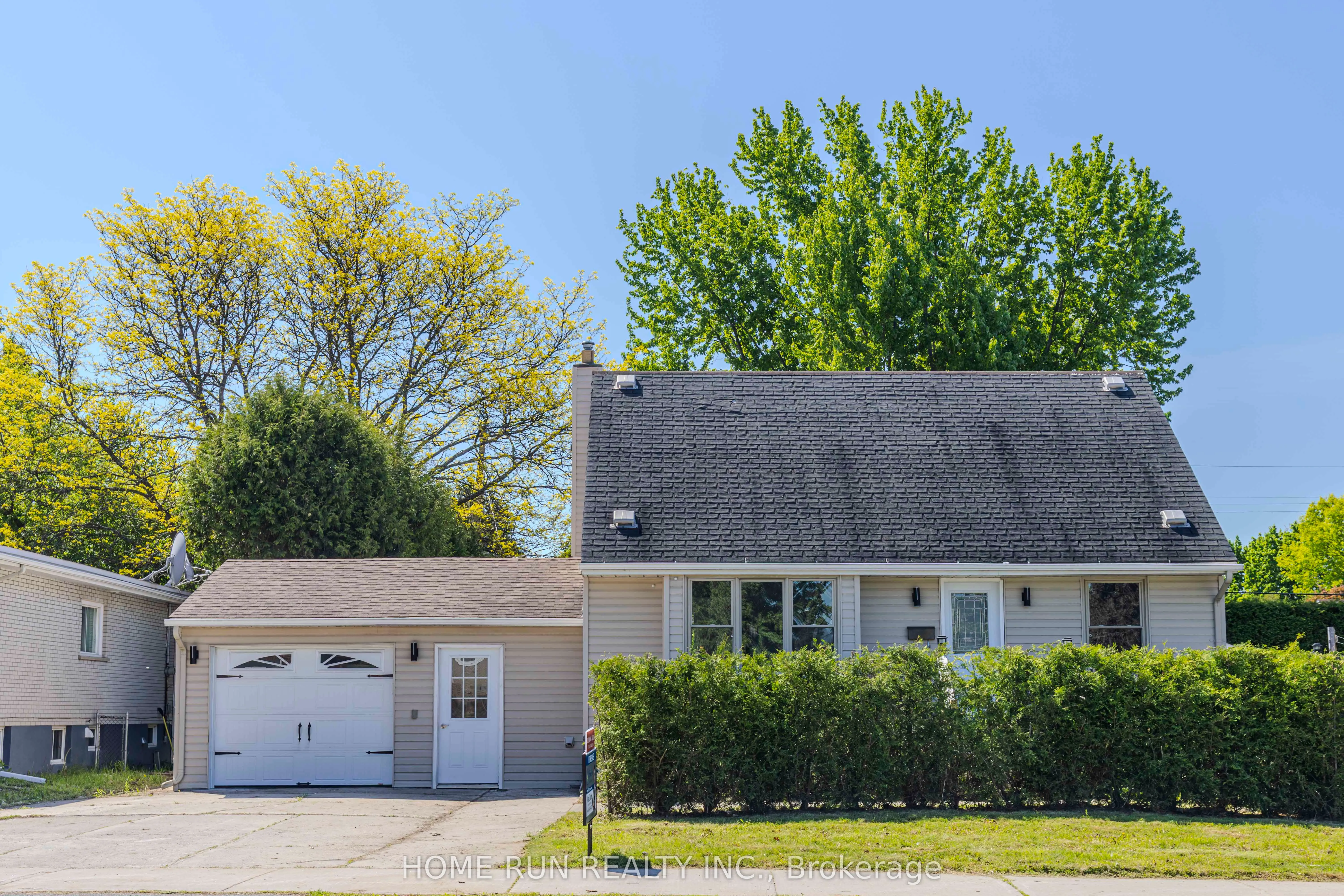 92 Meadowlands Drive W