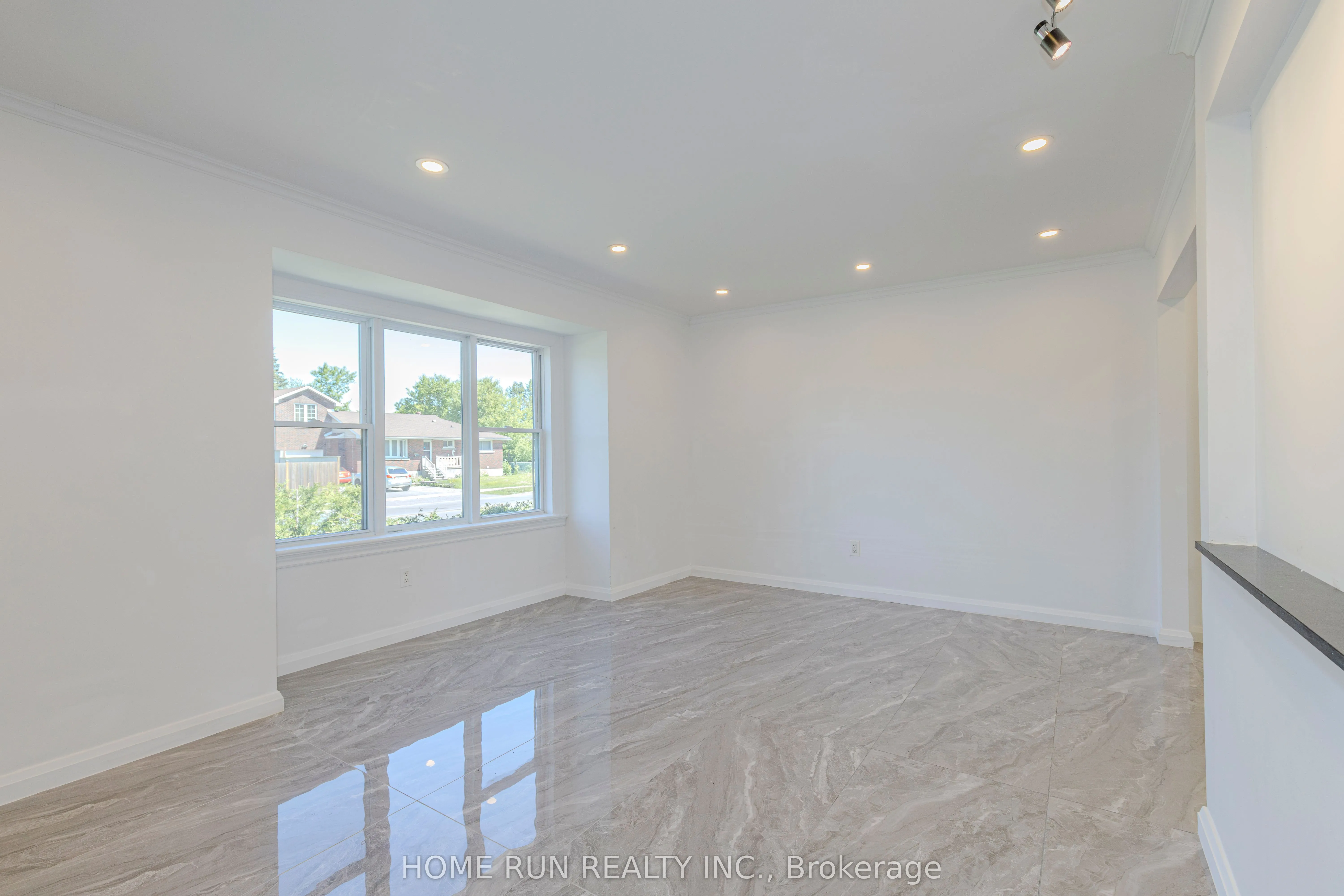 92 Meadowlands Drive W