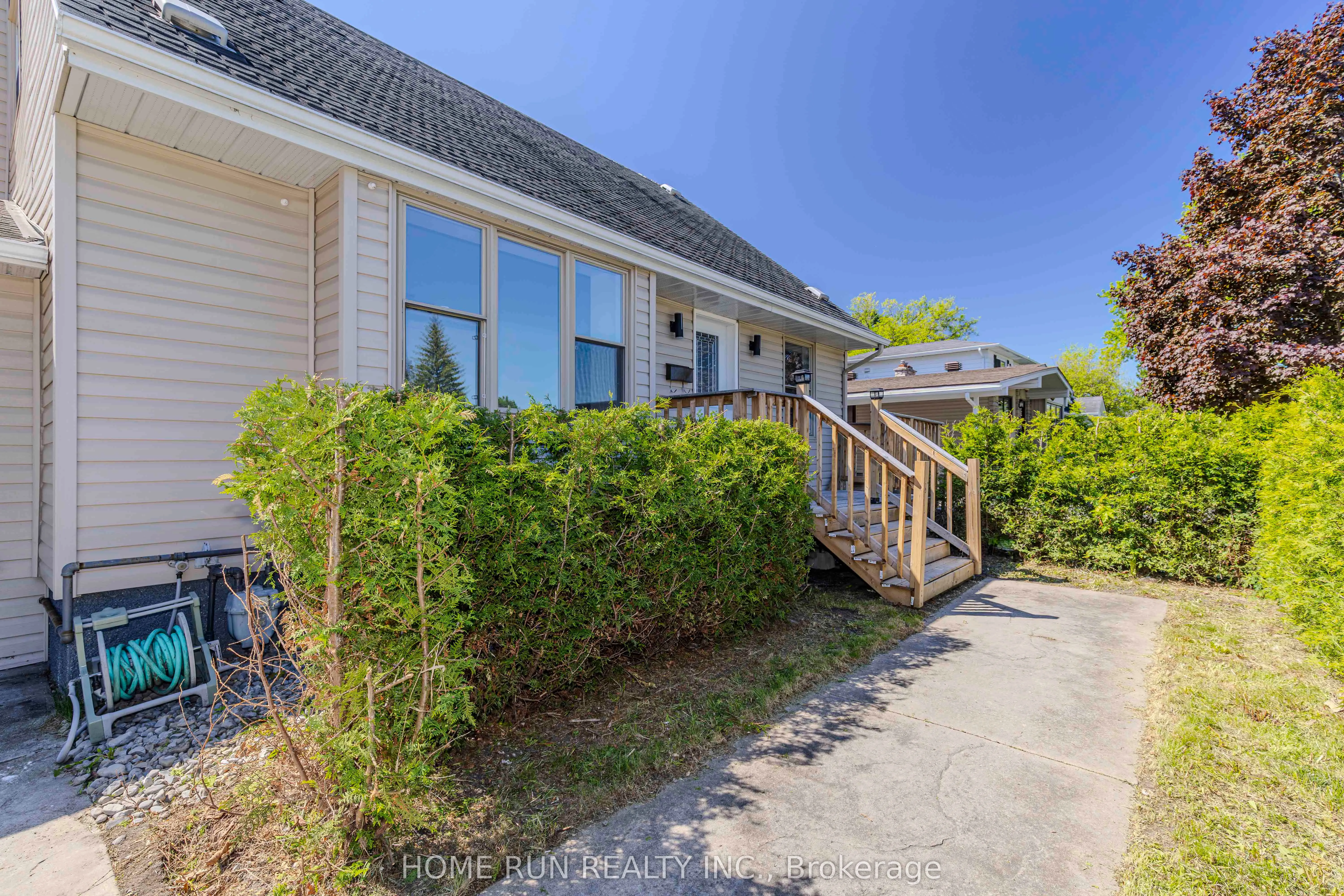 92 Meadowlands Drive W