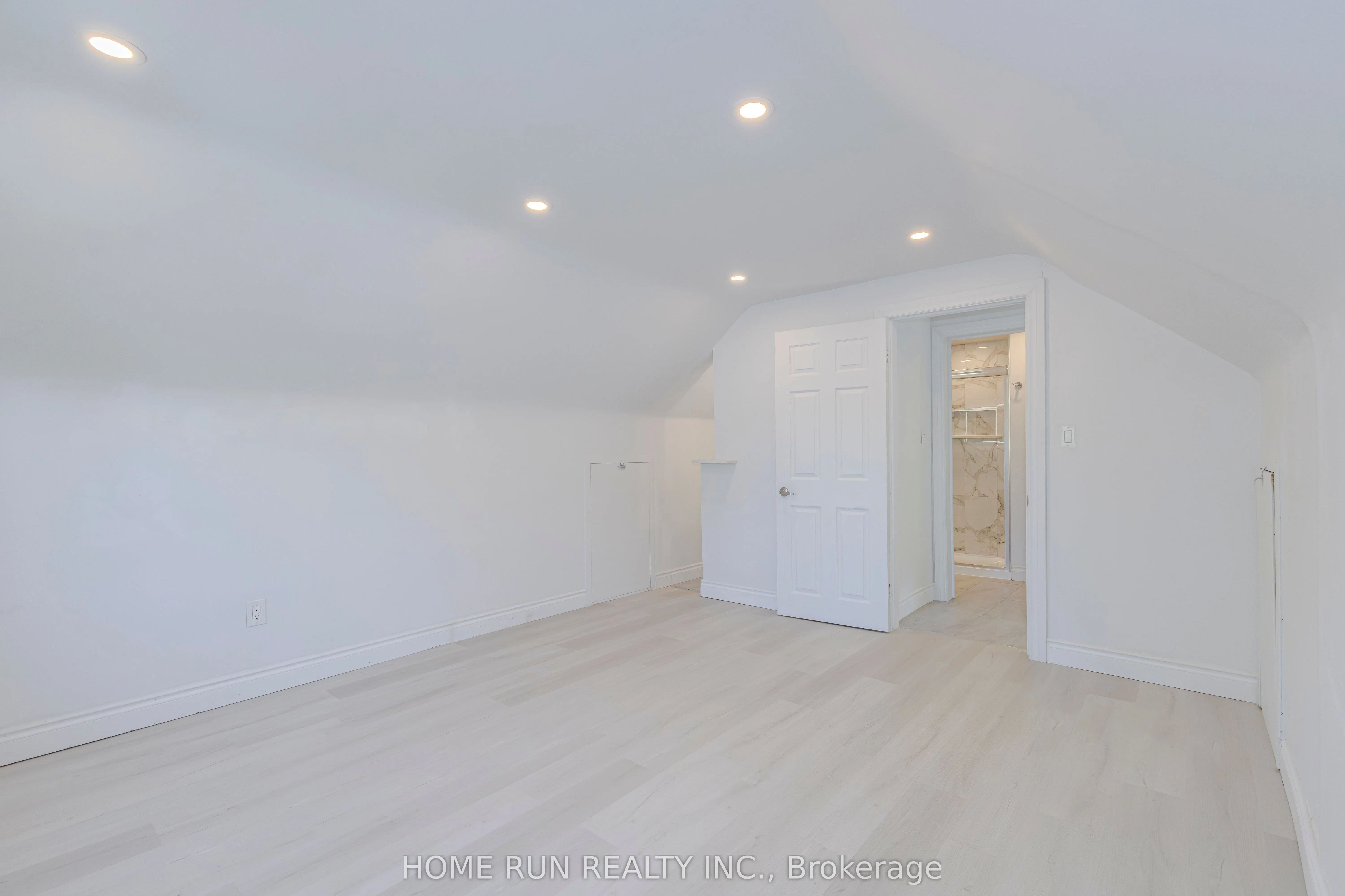 92 Meadowlands Drive W