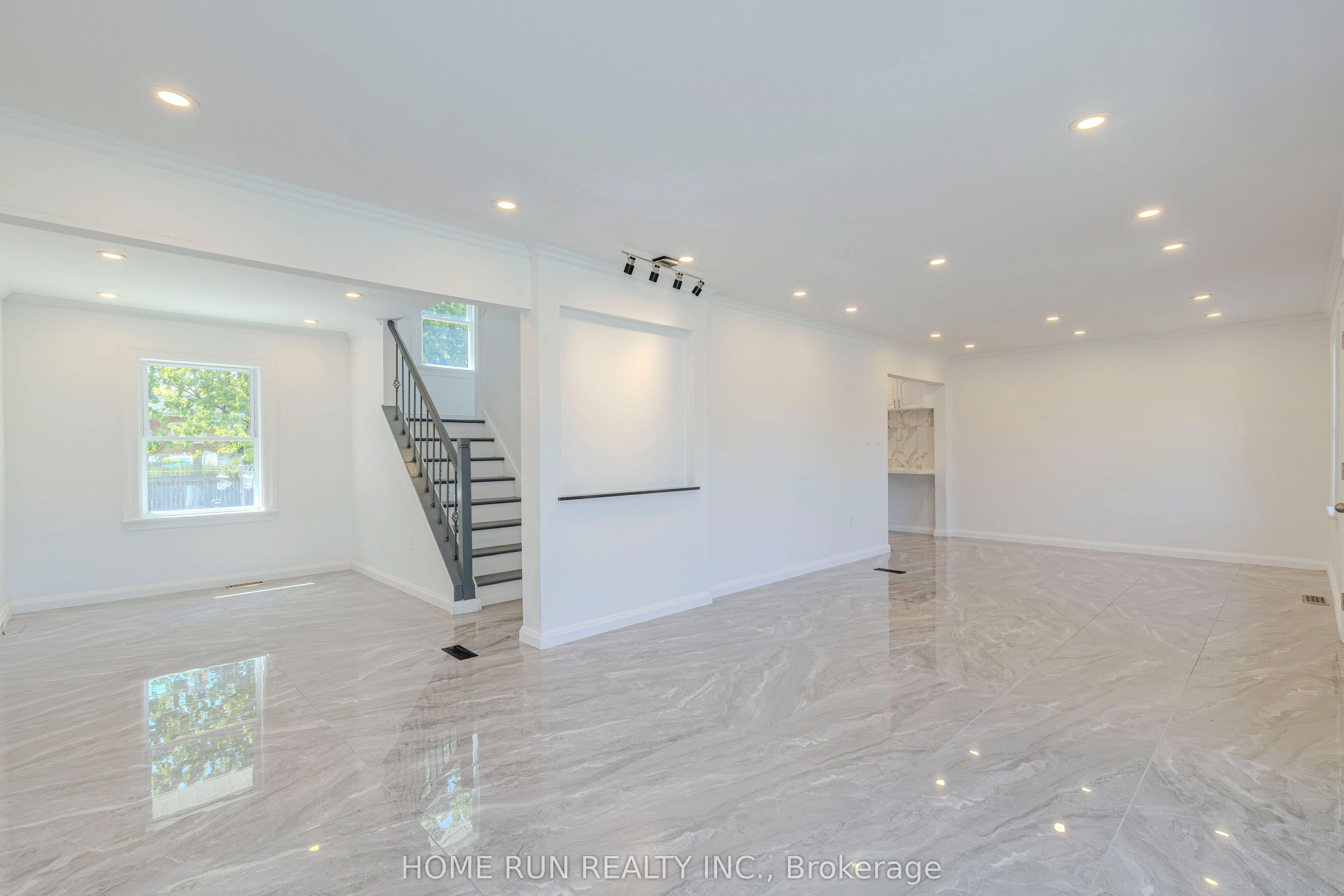 92 Meadowlands Drive W