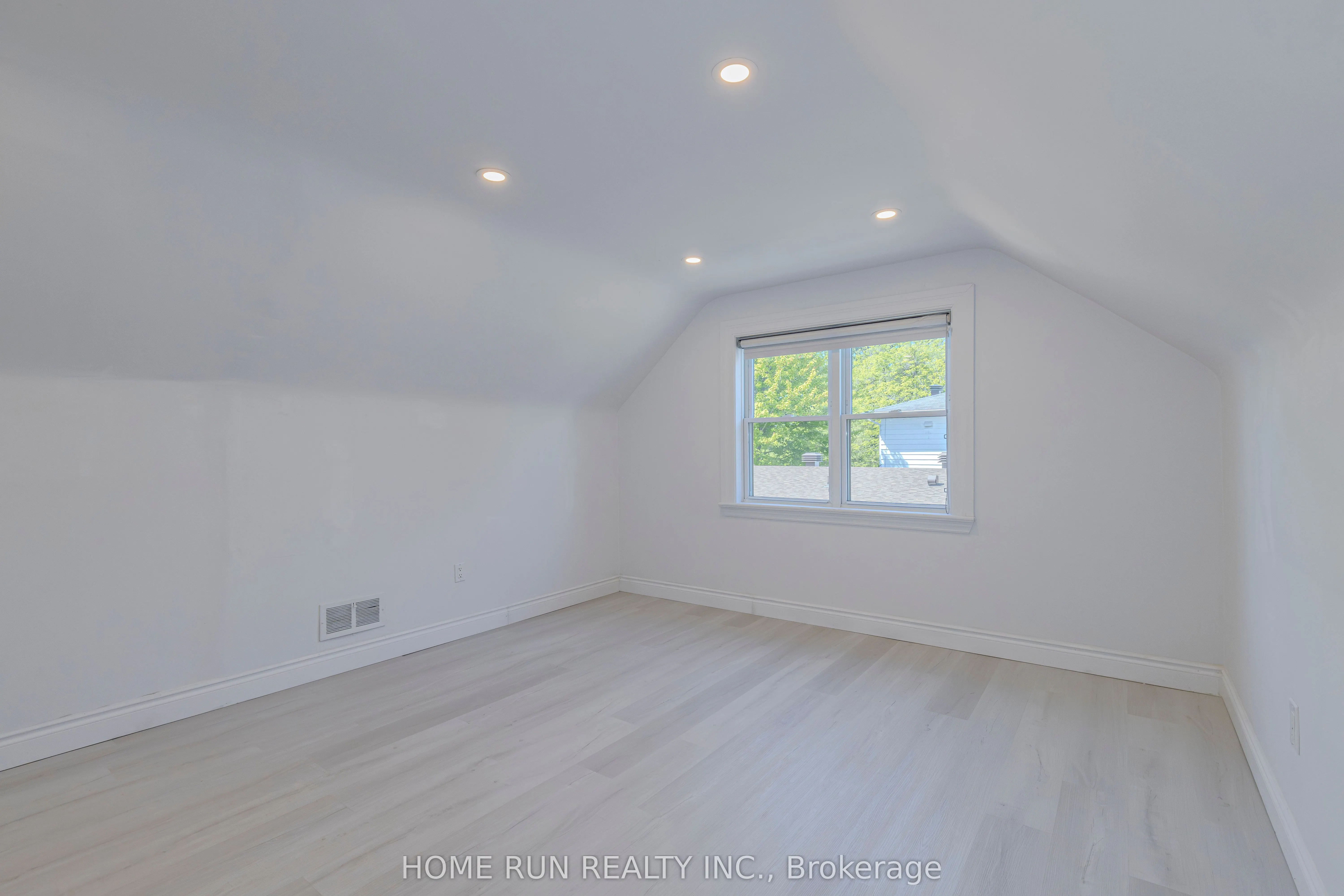 92 Meadowlands Drive W