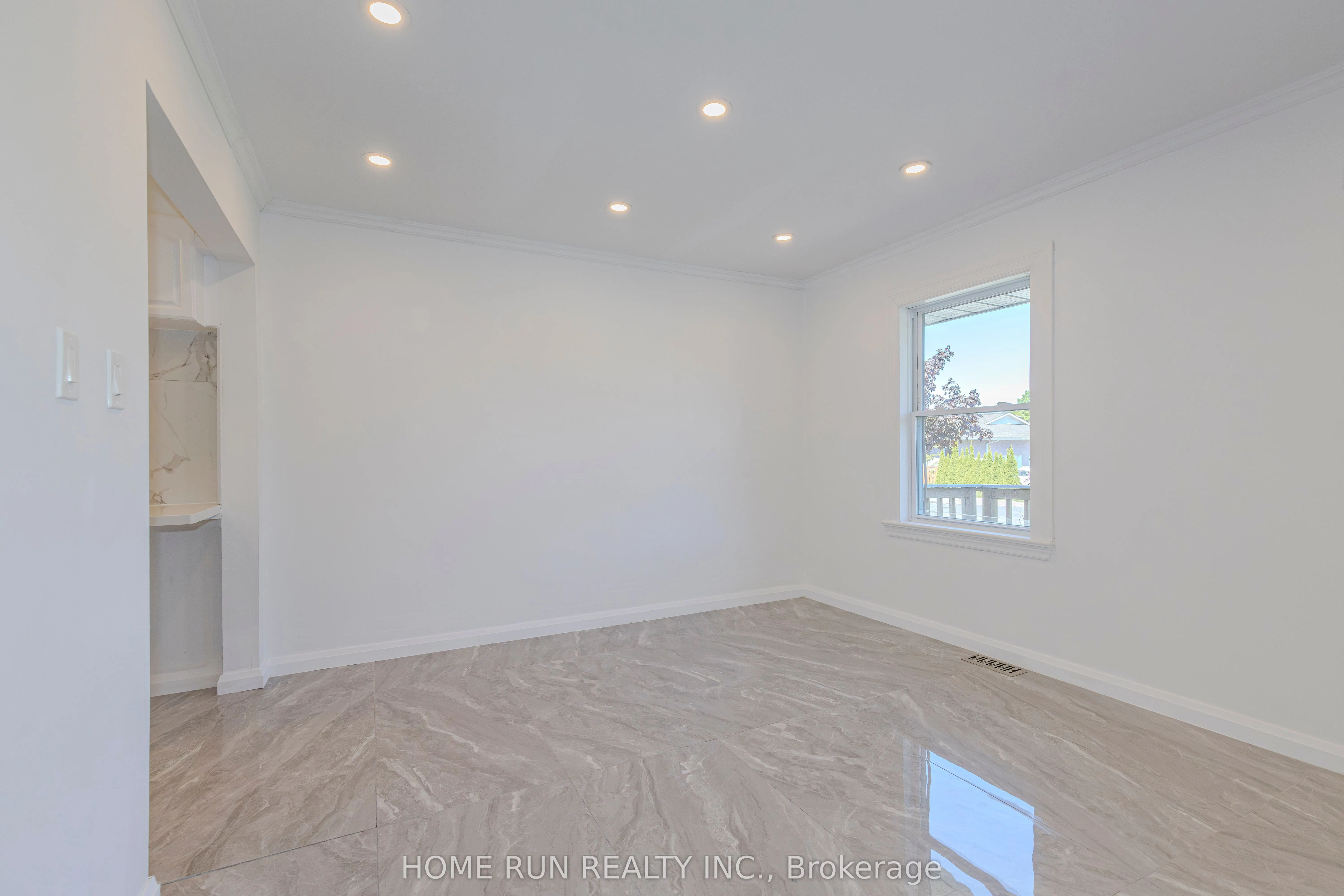 92 Meadowlands Drive W