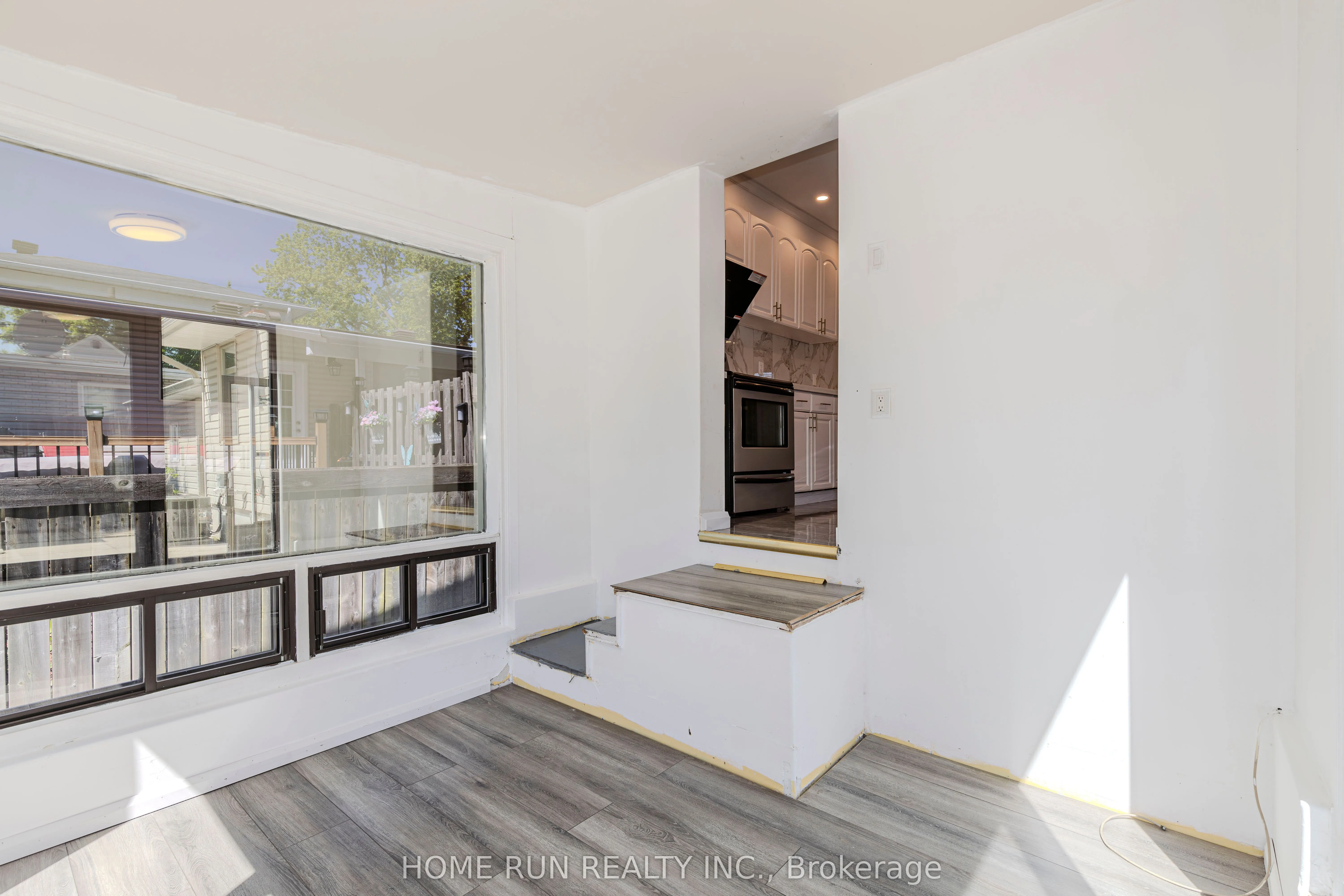 92 Meadowlands Drive W