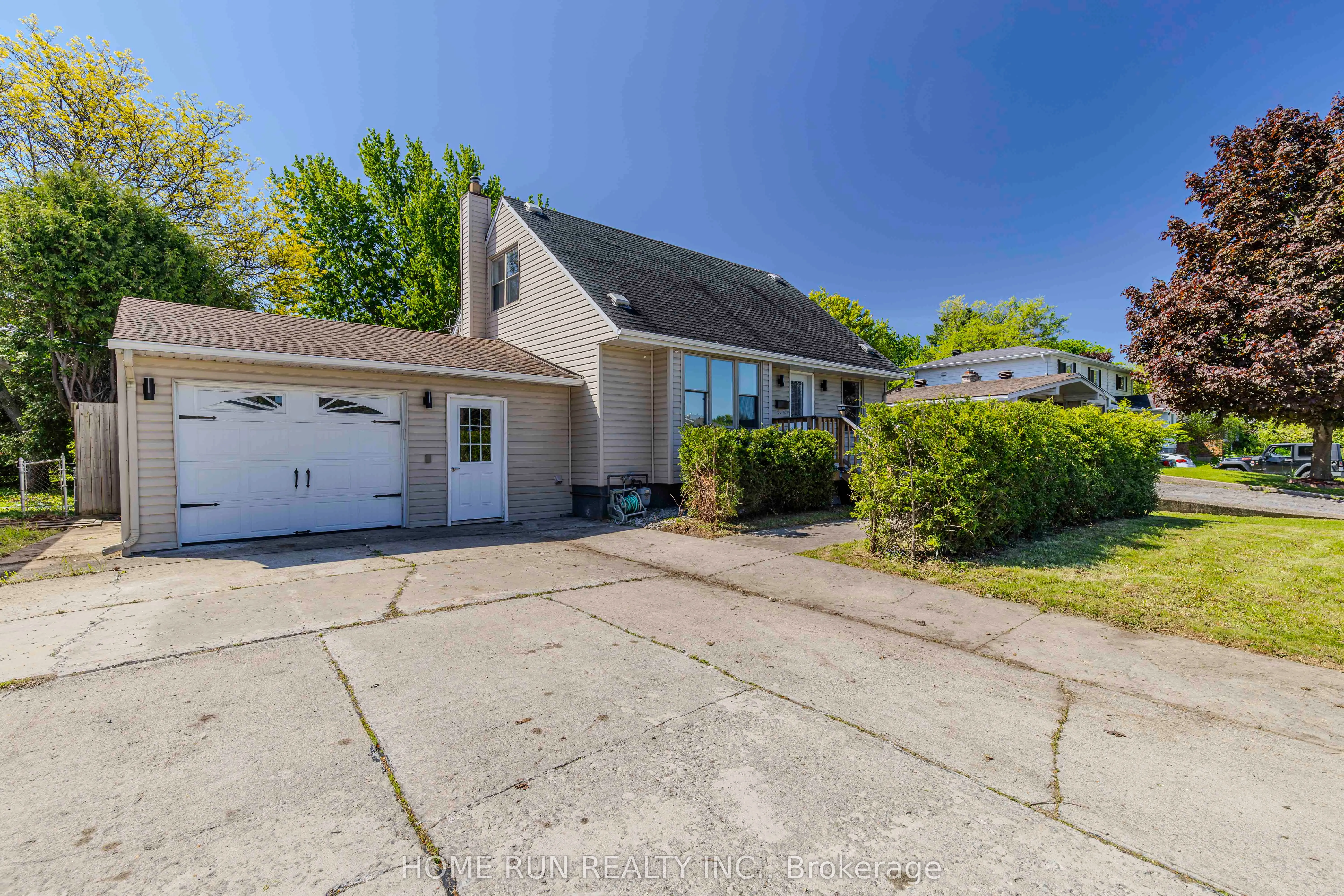 92 Meadowlands Drive W