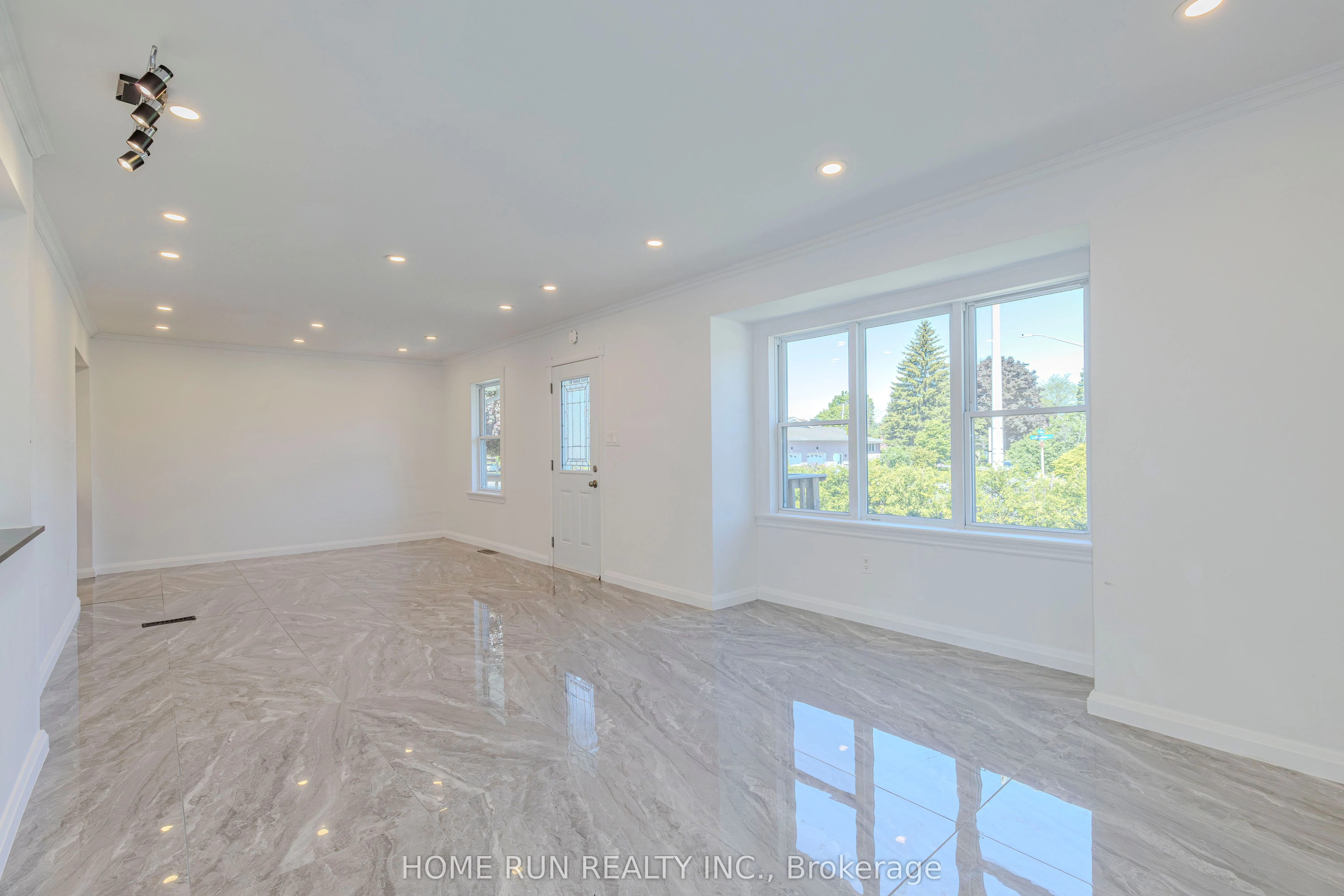 92 Meadowlands Drive W
