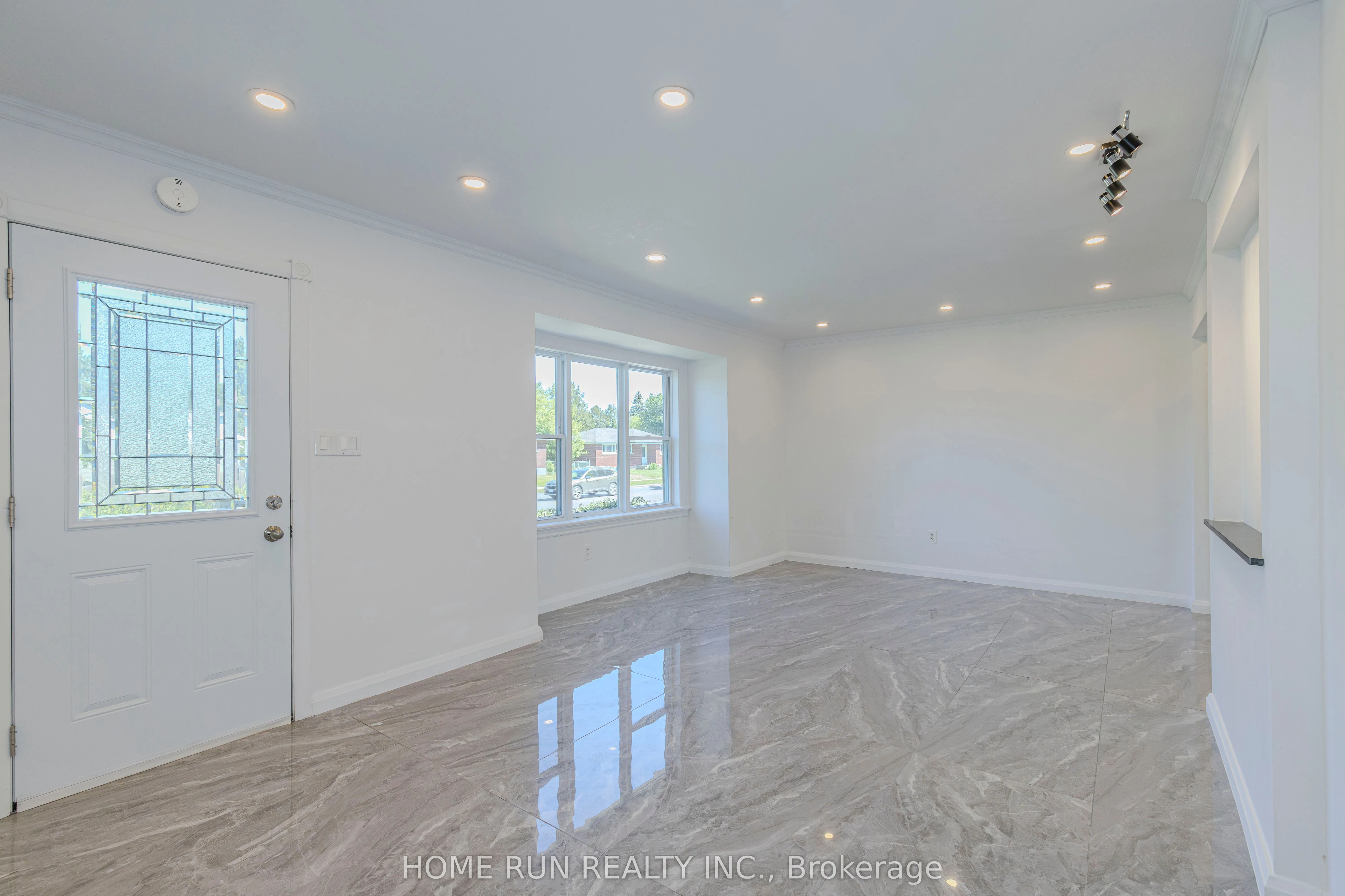92 Meadowlands Drive W