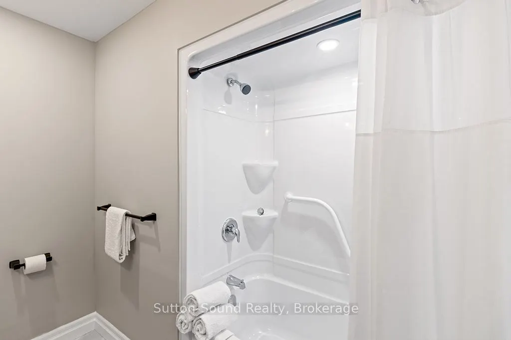 18 Maple Golf Crescent, #2