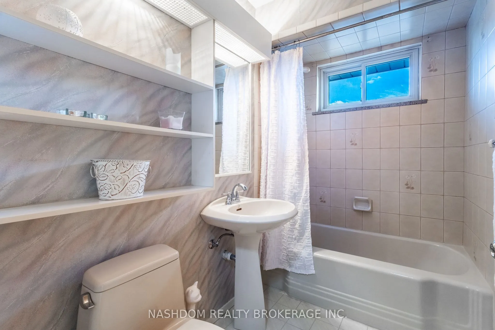 142 Fernwood Crescent
