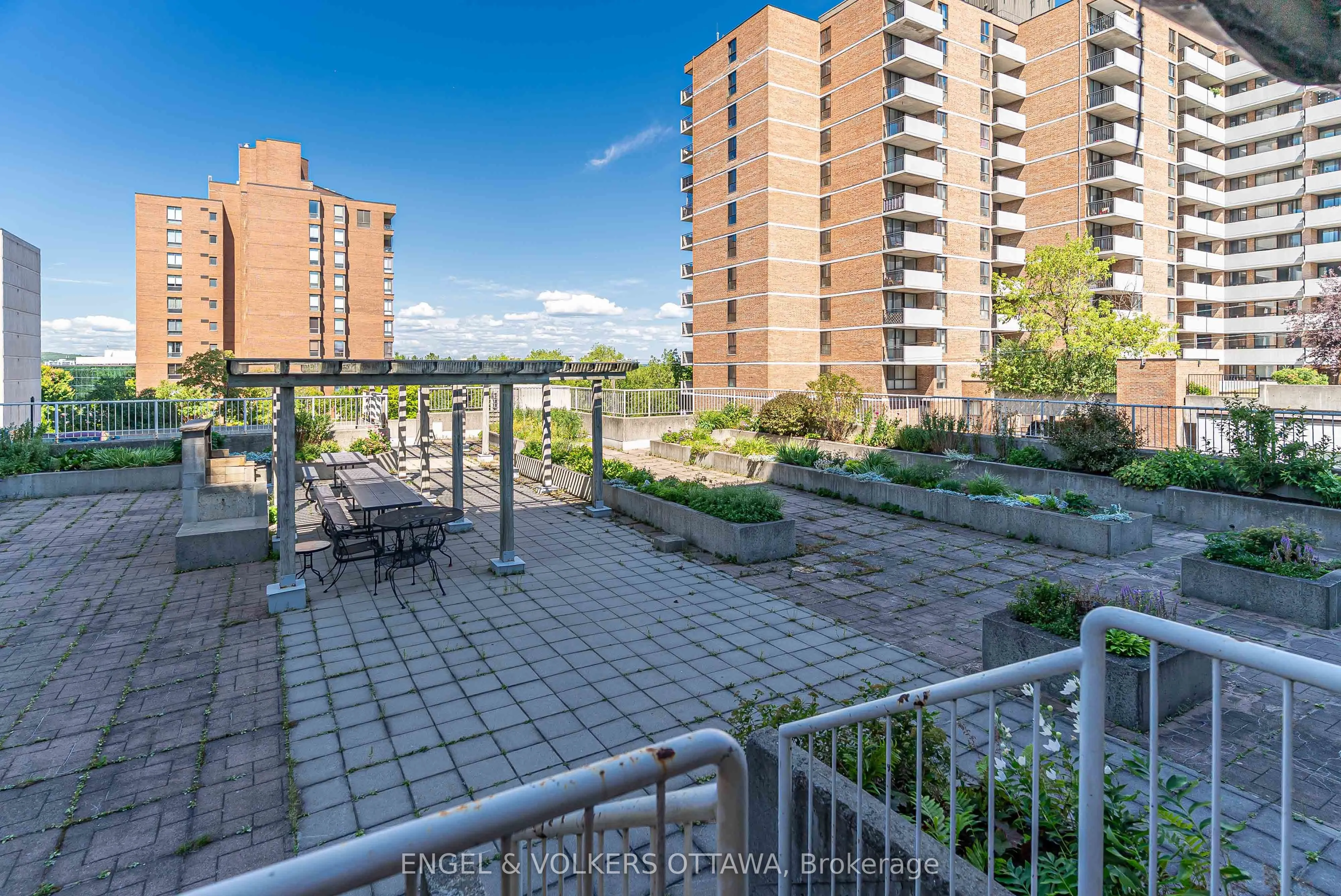 110 Forward Avenue, #401