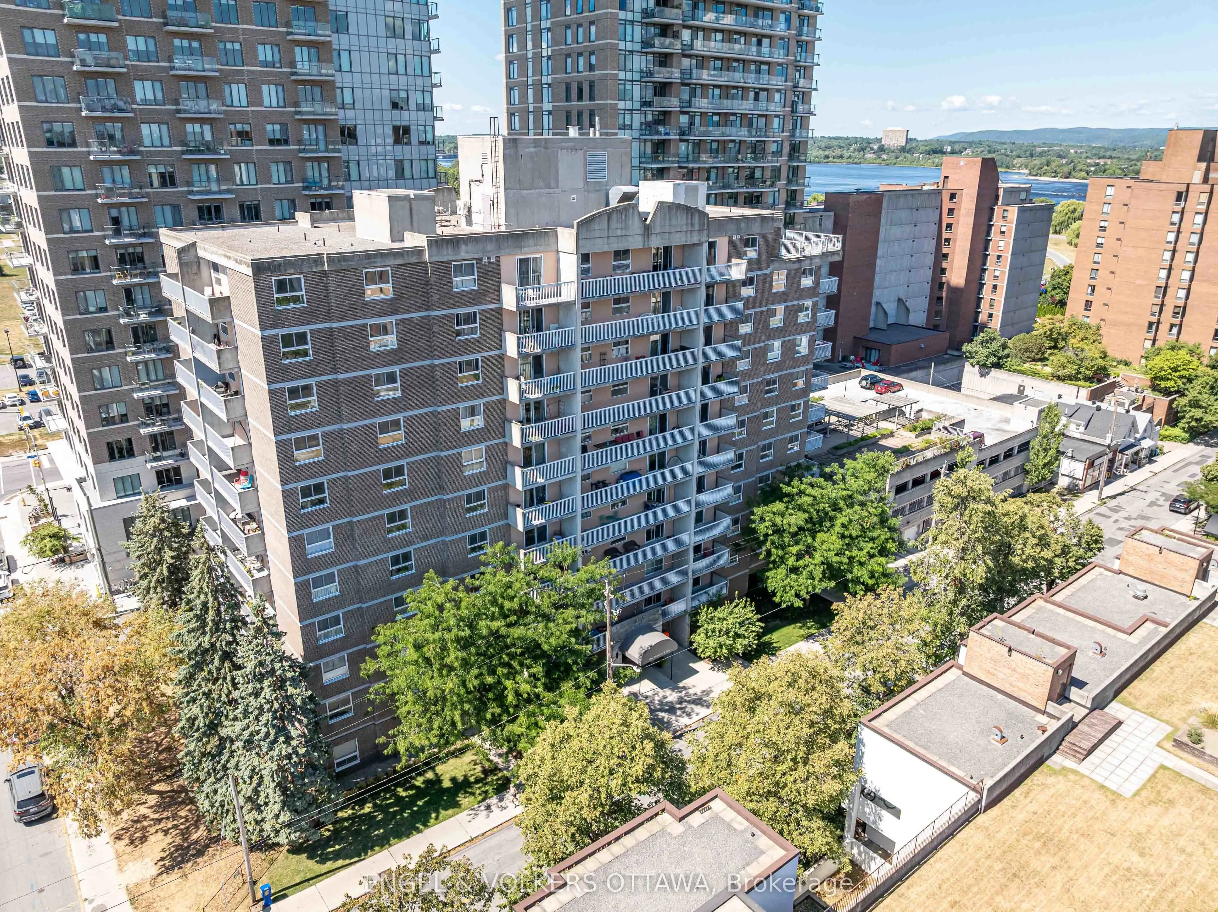 110 Forward Avenue, #401