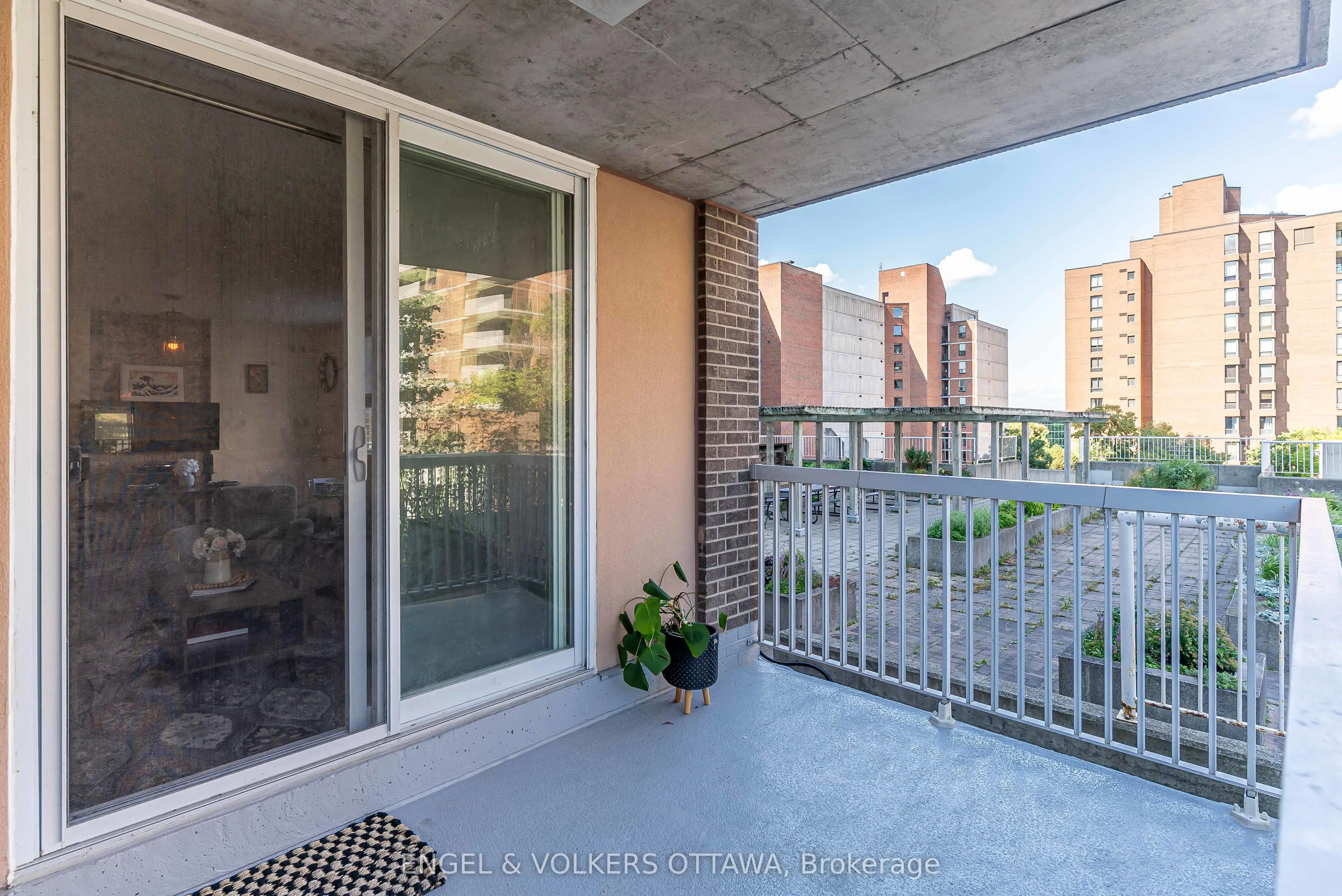 110 Forward Avenue, #401