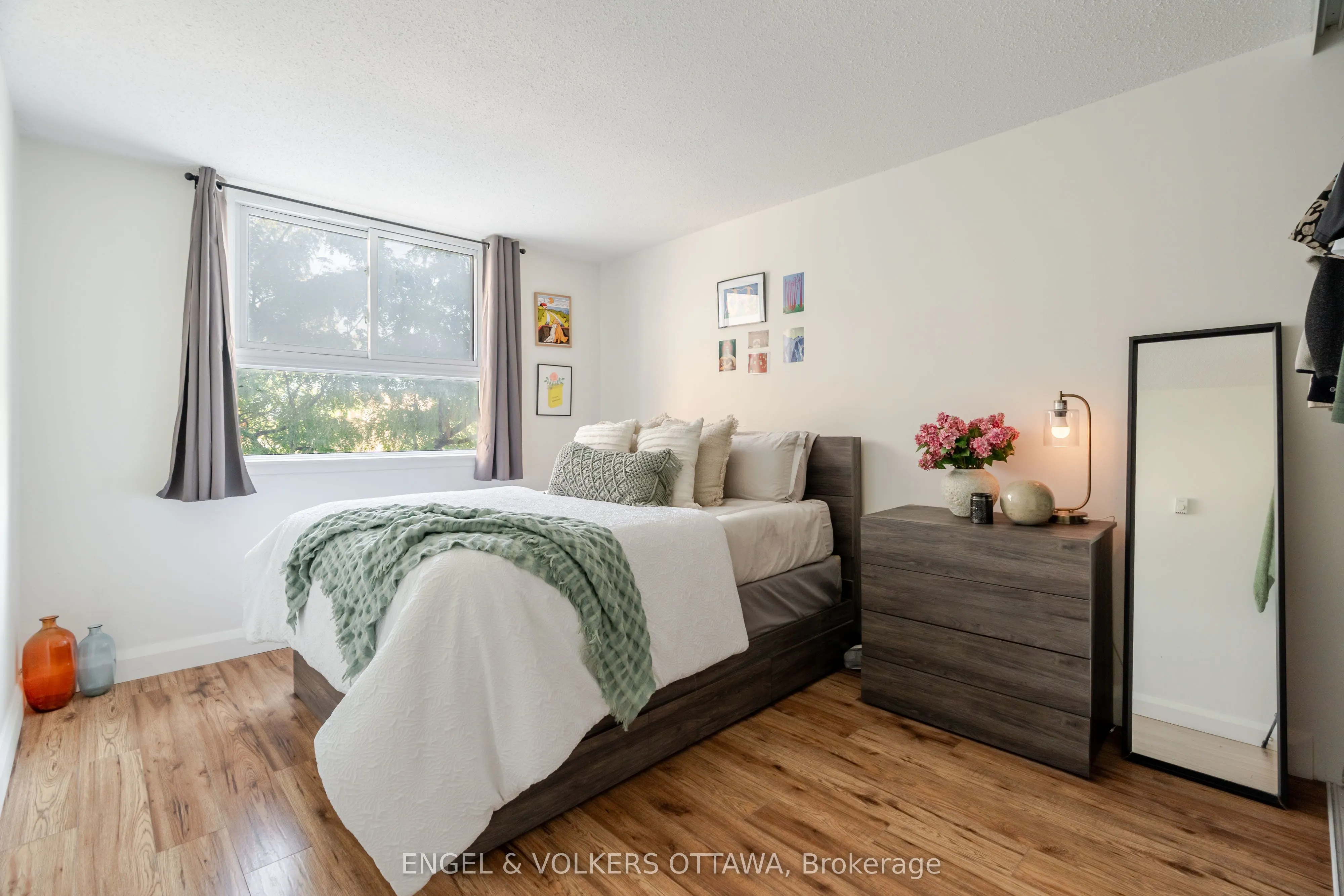 110 Forward Avenue, #401