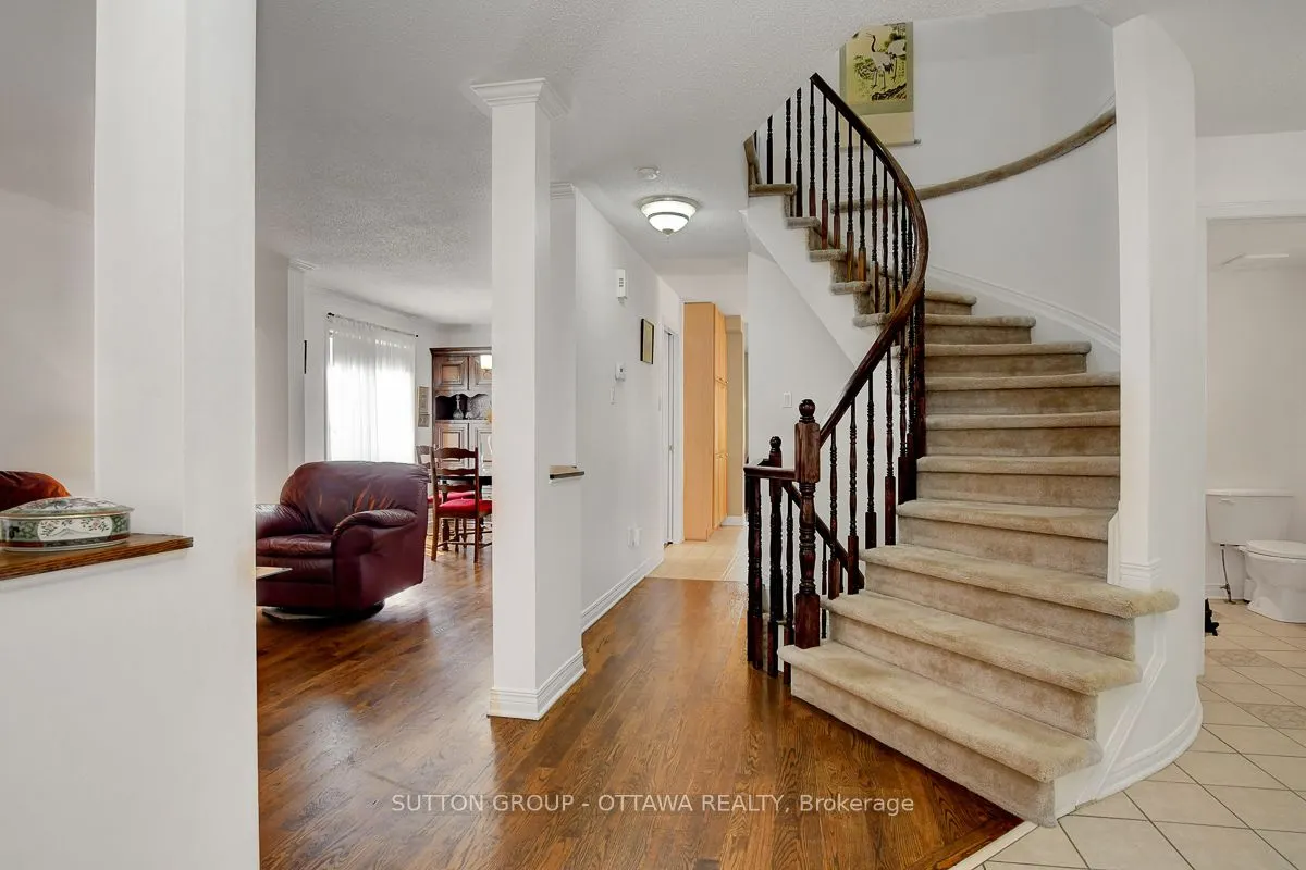 982 Como Crescent