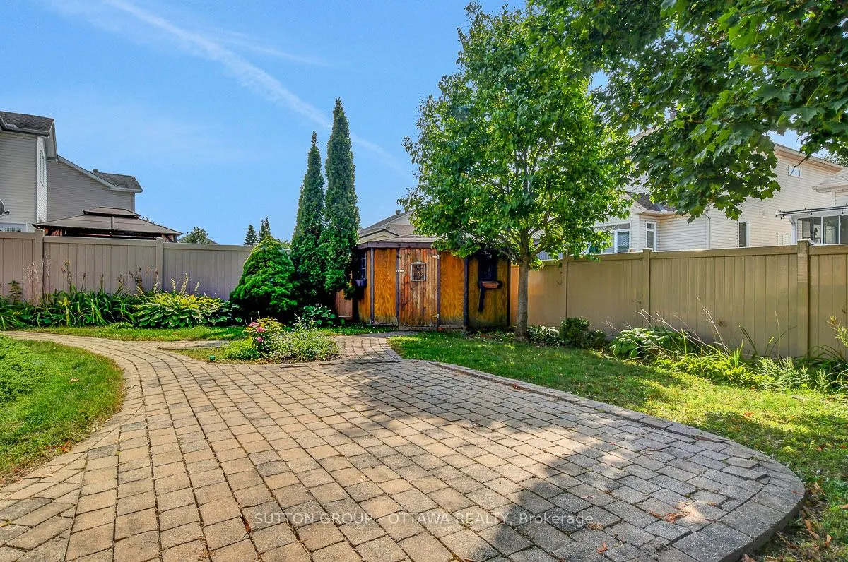 982 Como Crescent