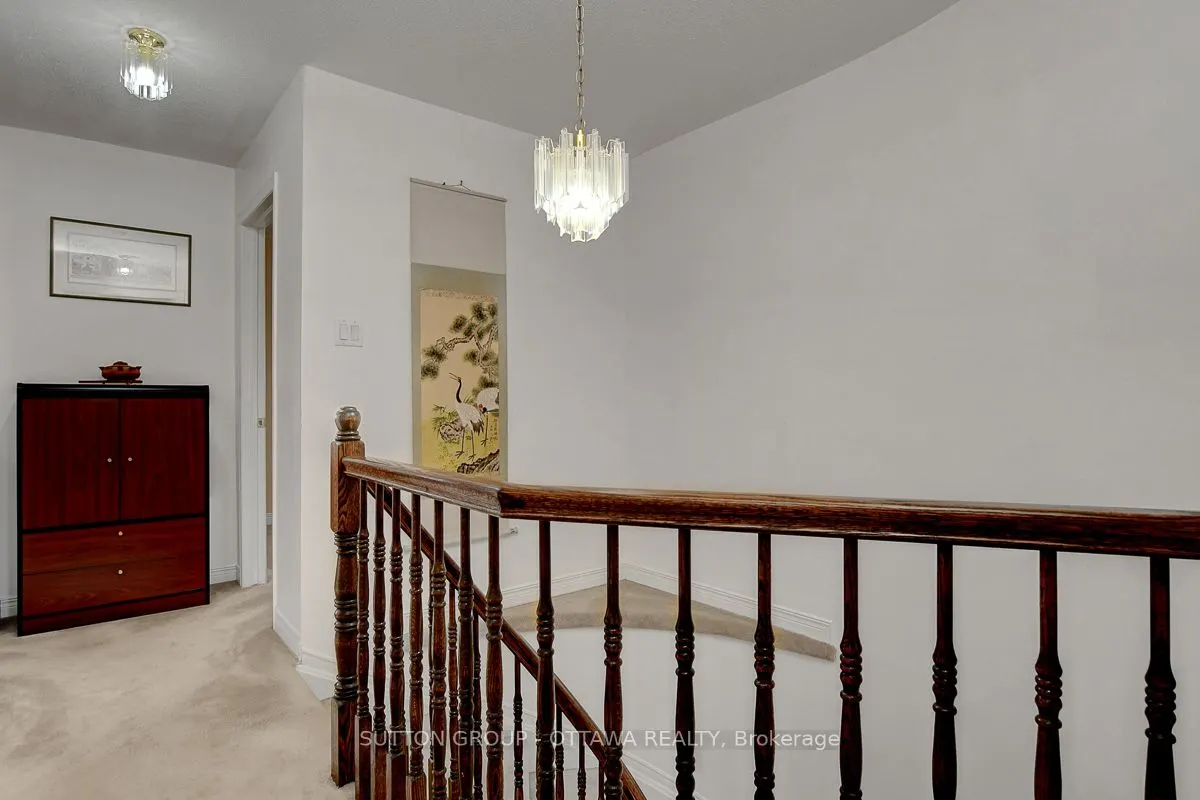 982 Como Crescent