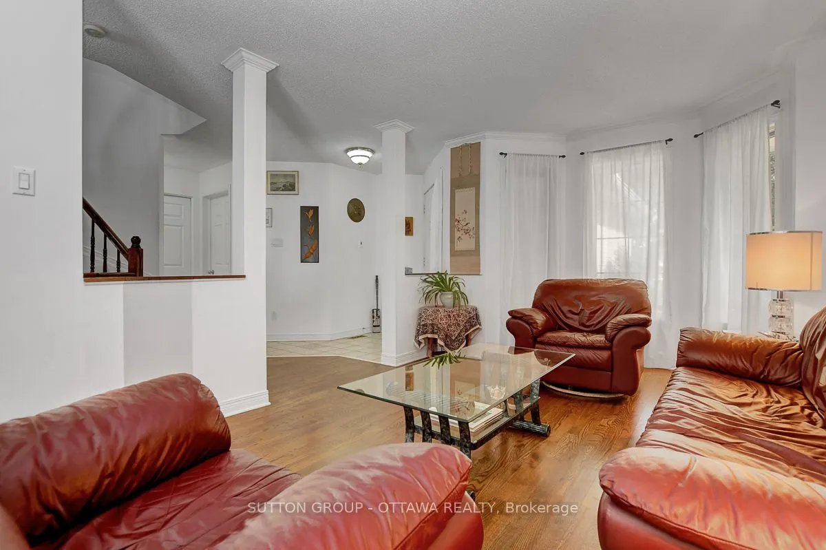 982 Como Crescent