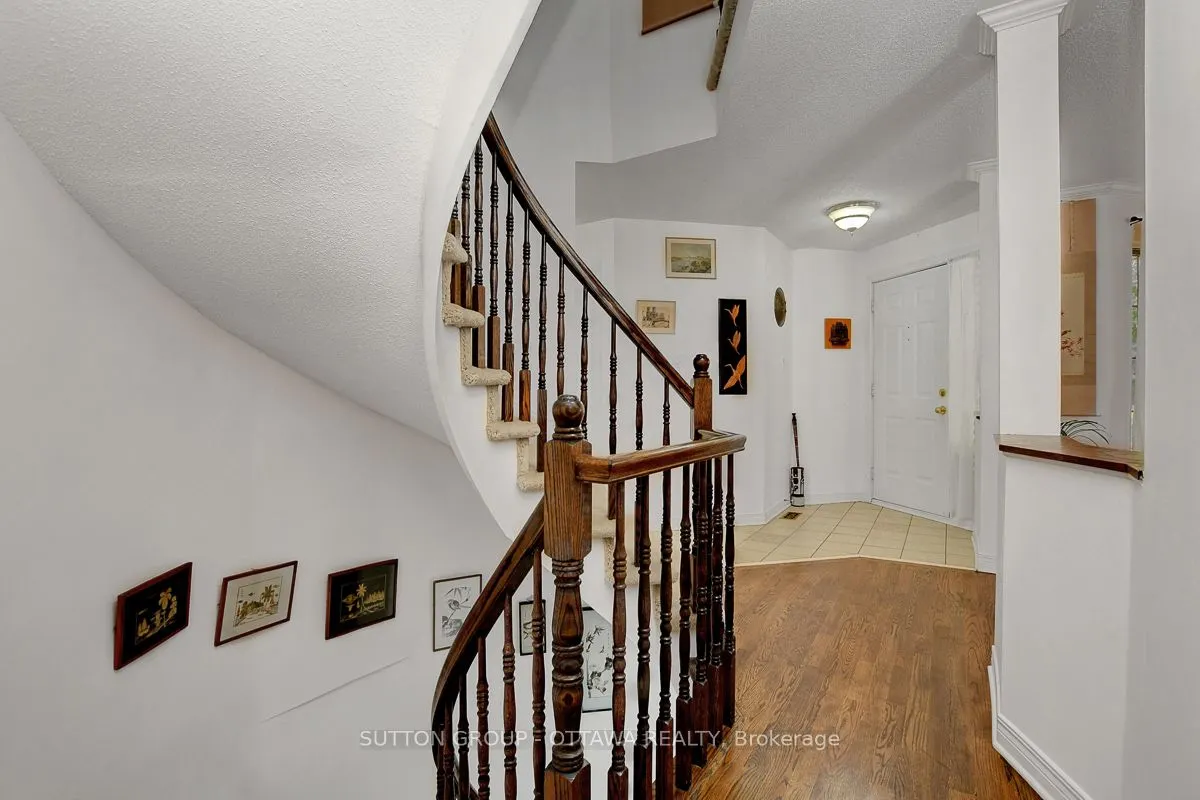 982 Como Crescent