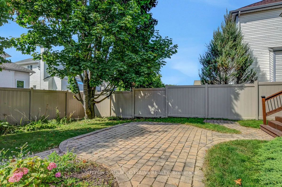 982 Como Crescent