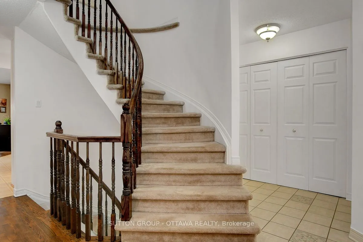 982 Como Crescent