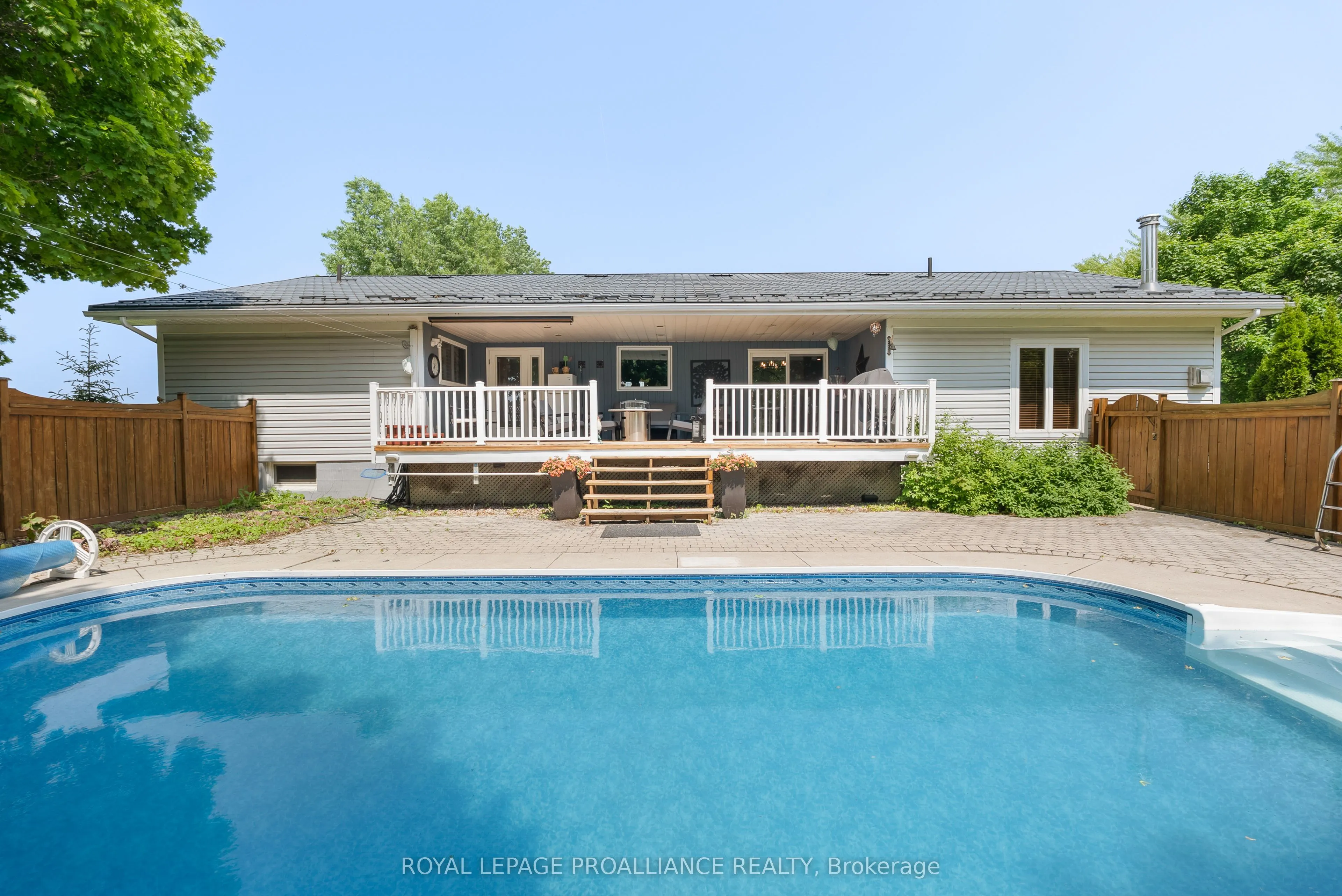 288 Edward Street W