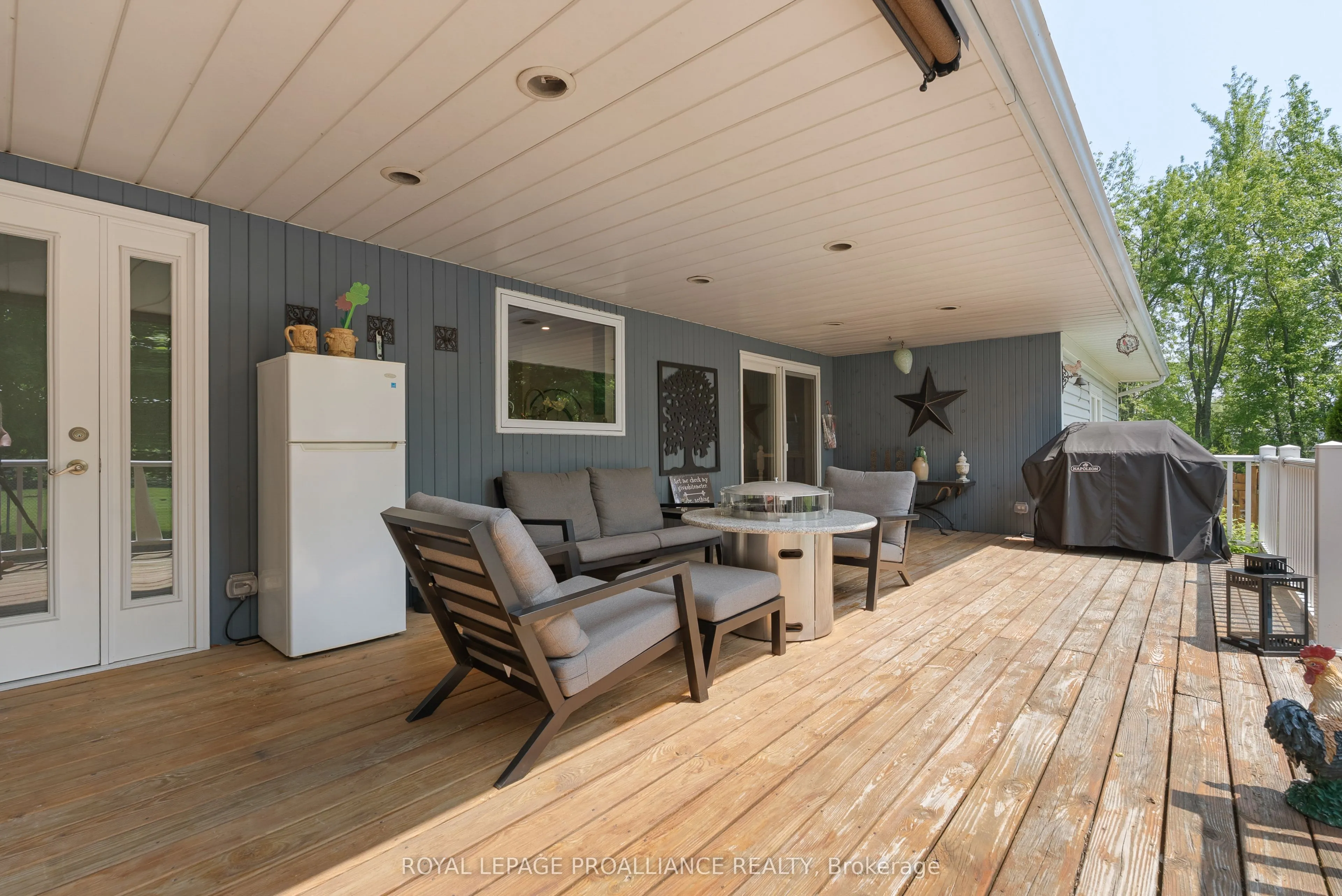 288 Edward Street W