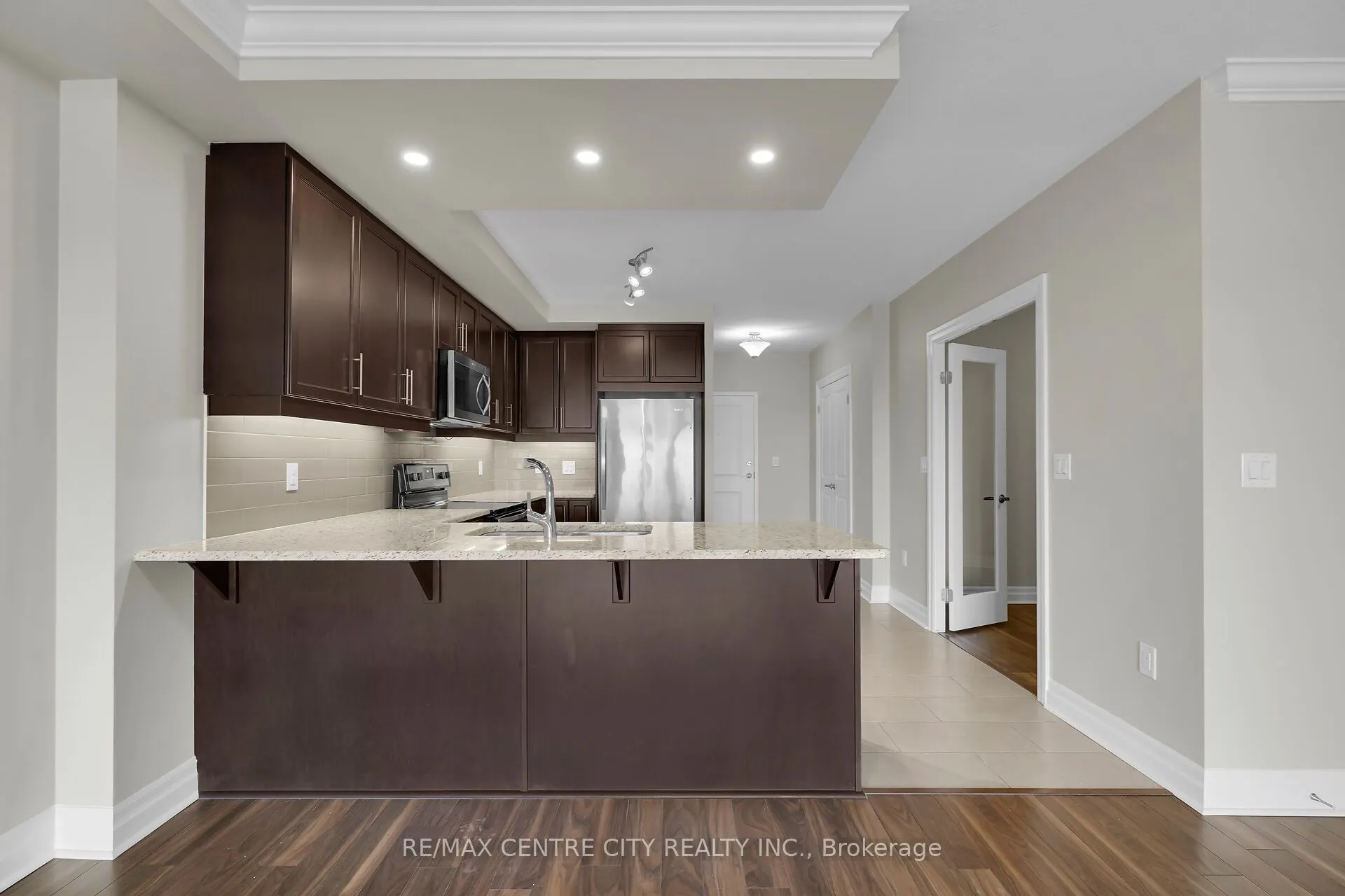 260 Villagewalk Boulevard, #801