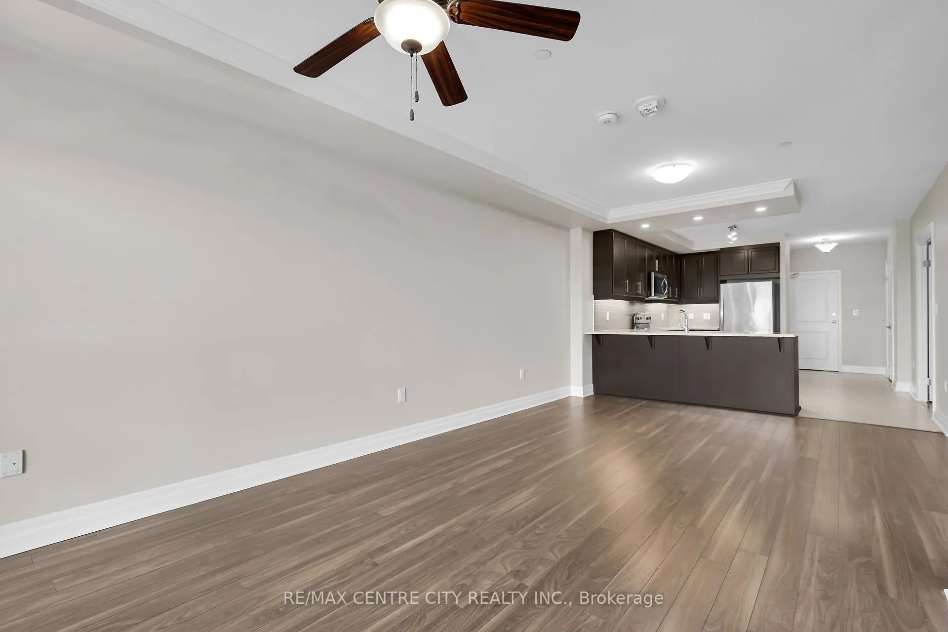 260 Villagewalk Boulevard, #801