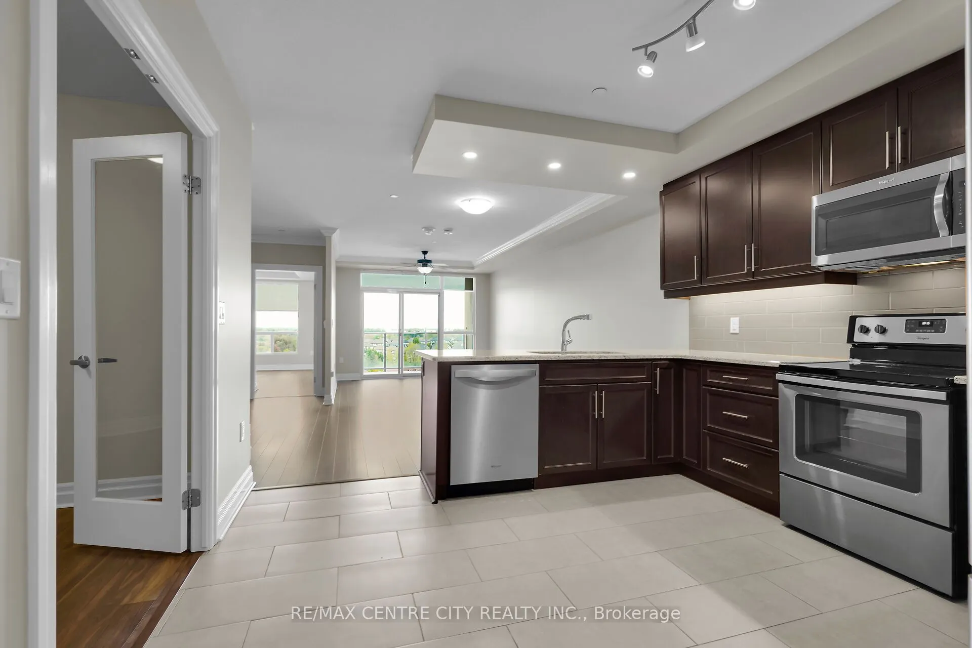 260 Villagewalk Boulevard, #801
