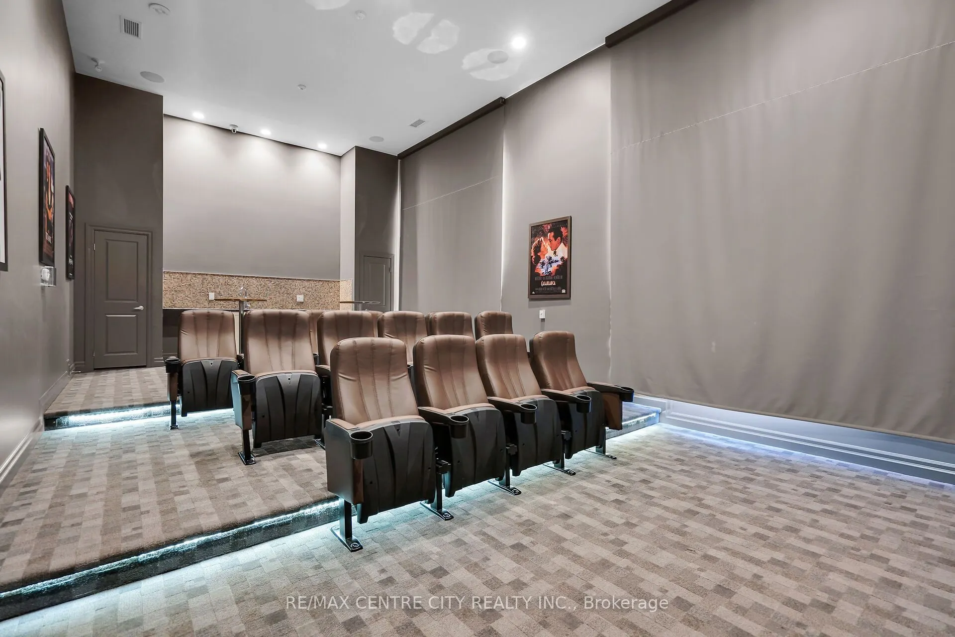 260 Villagewalk Boulevard, #801