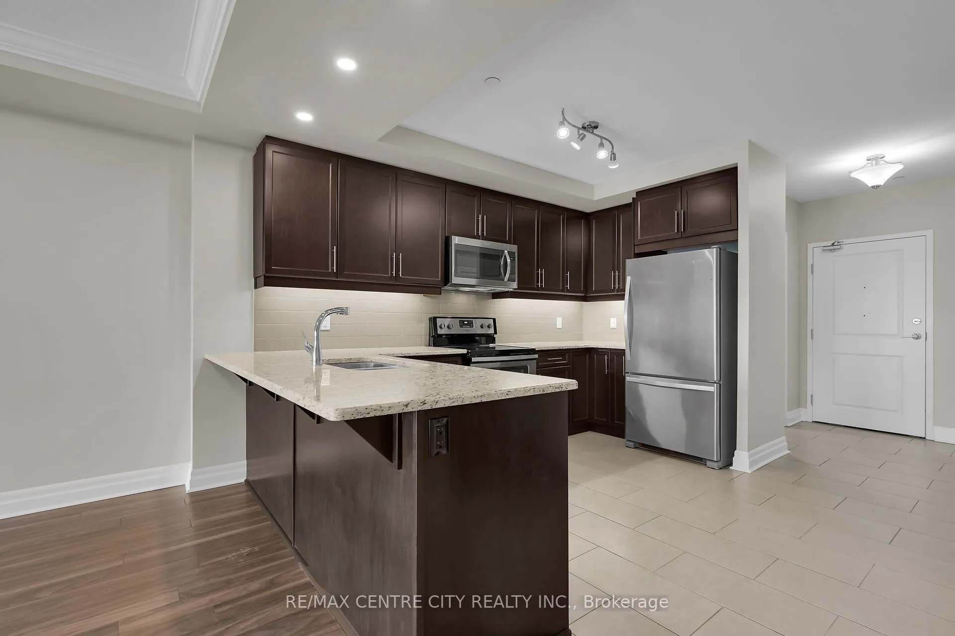 260 Villagewalk Boulevard, #801