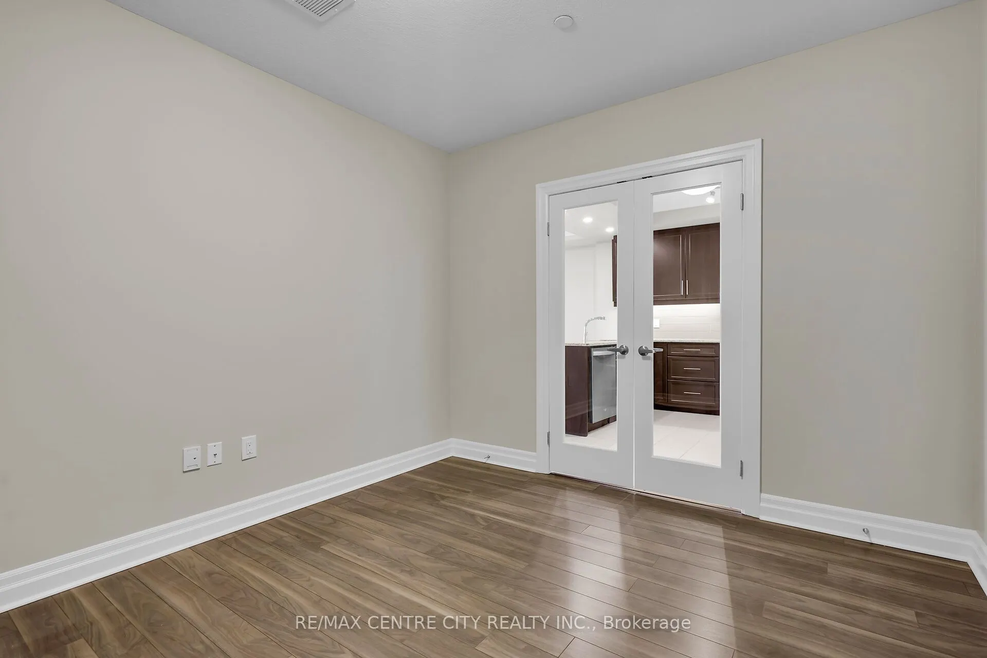 260 Villagewalk Boulevard, #801