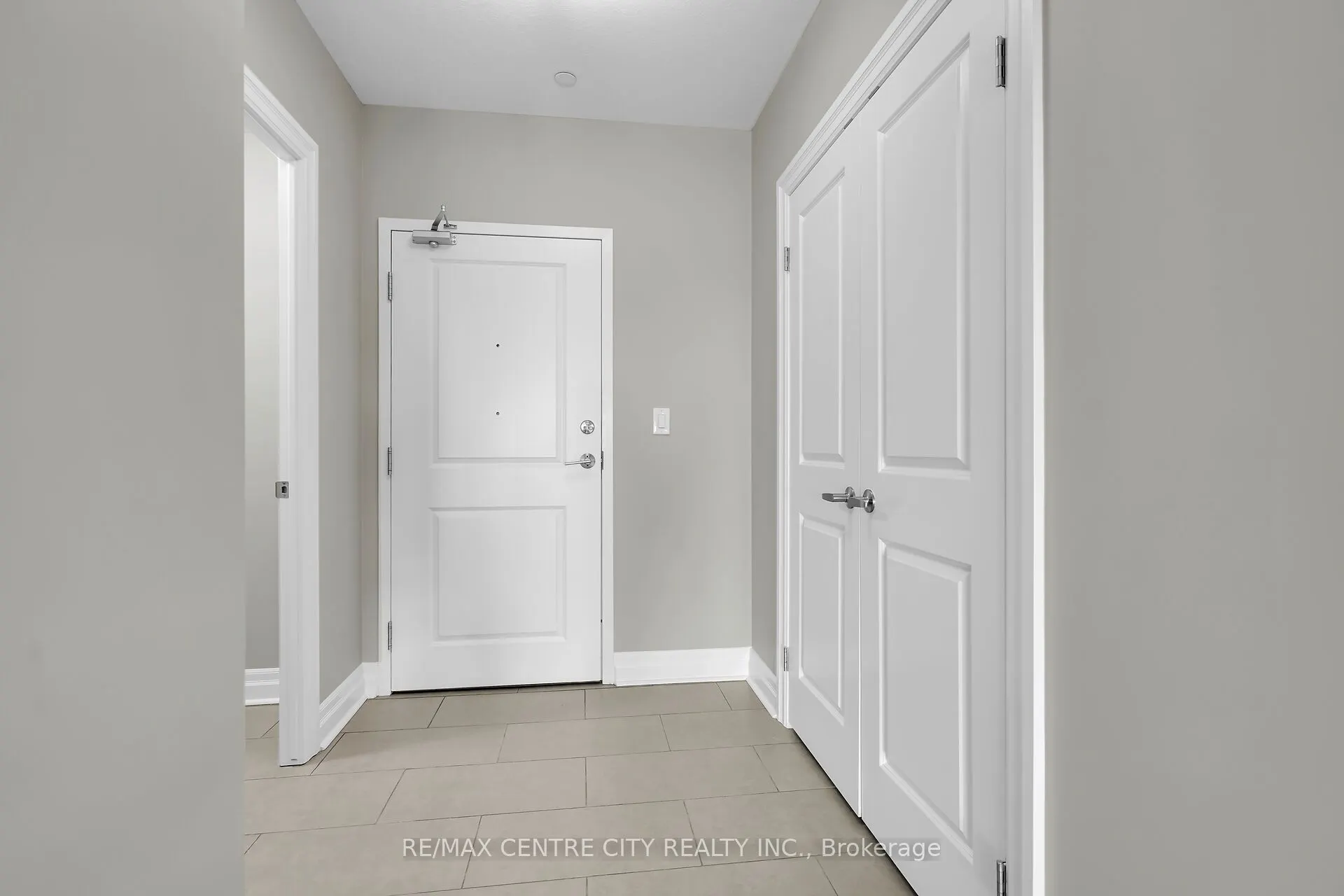 260 Villagewalk Boulevard, #801