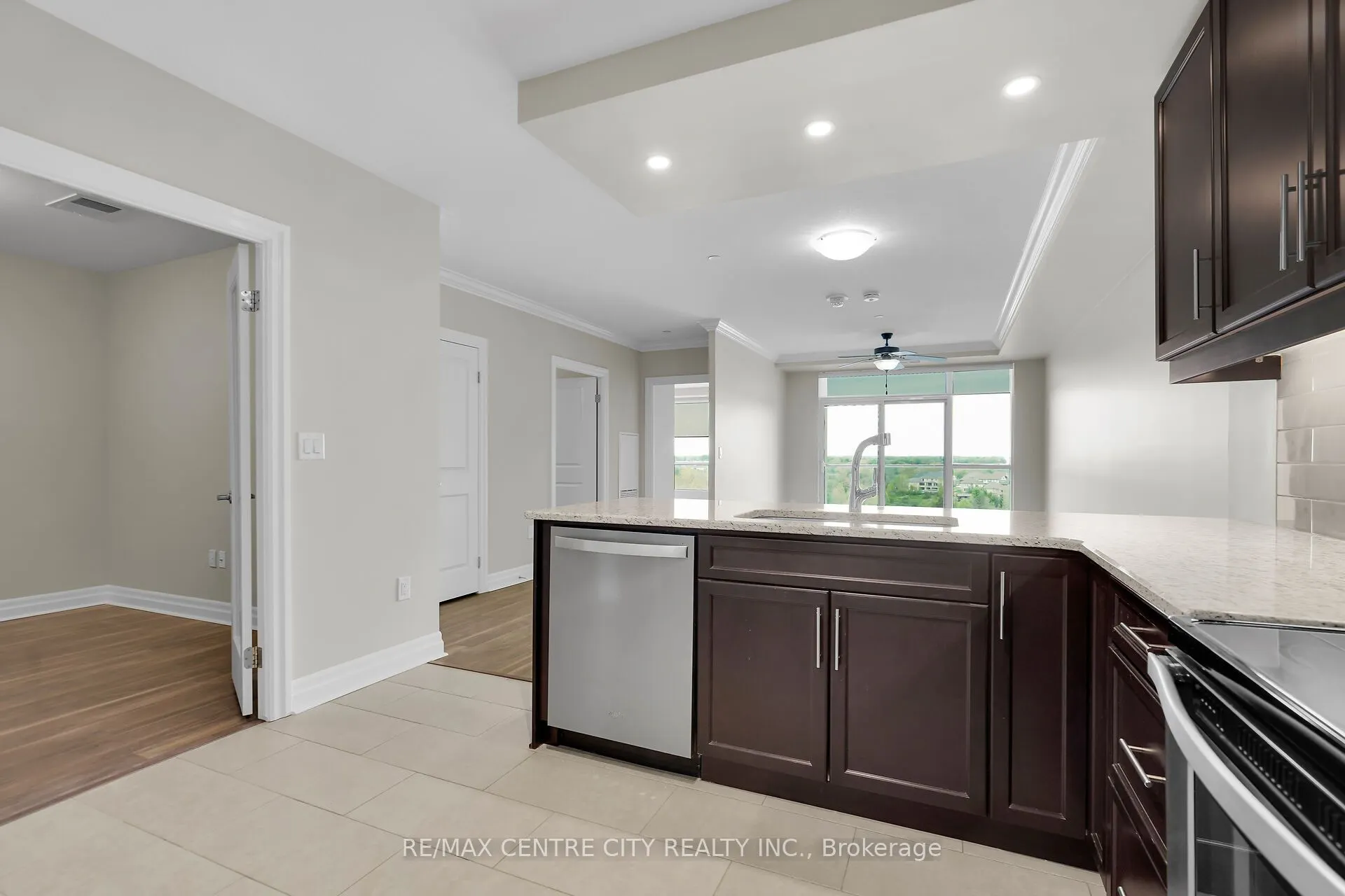 260 Villagewalk Boulevard, #801