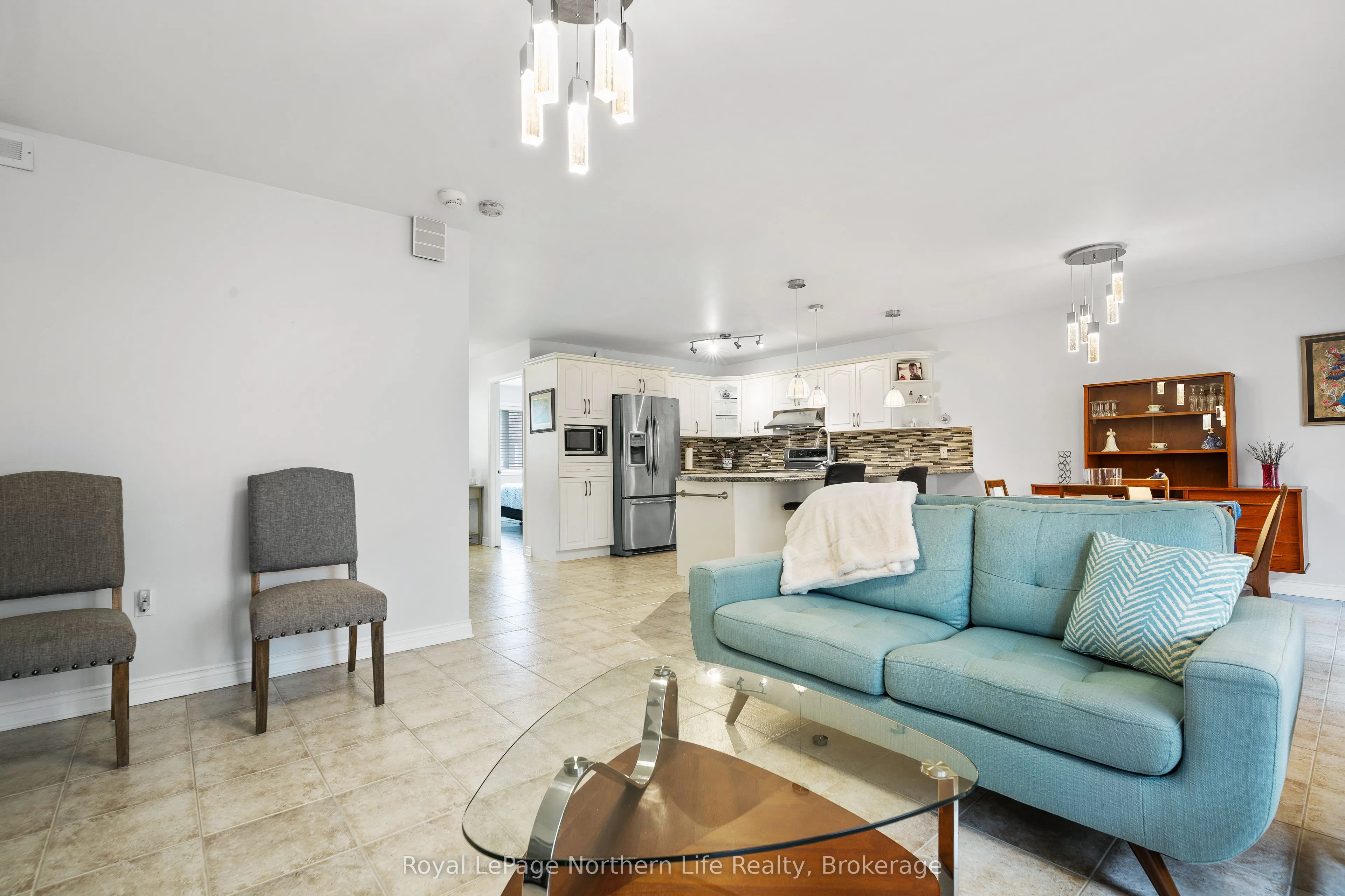 582 Lakeshore Drive, #8