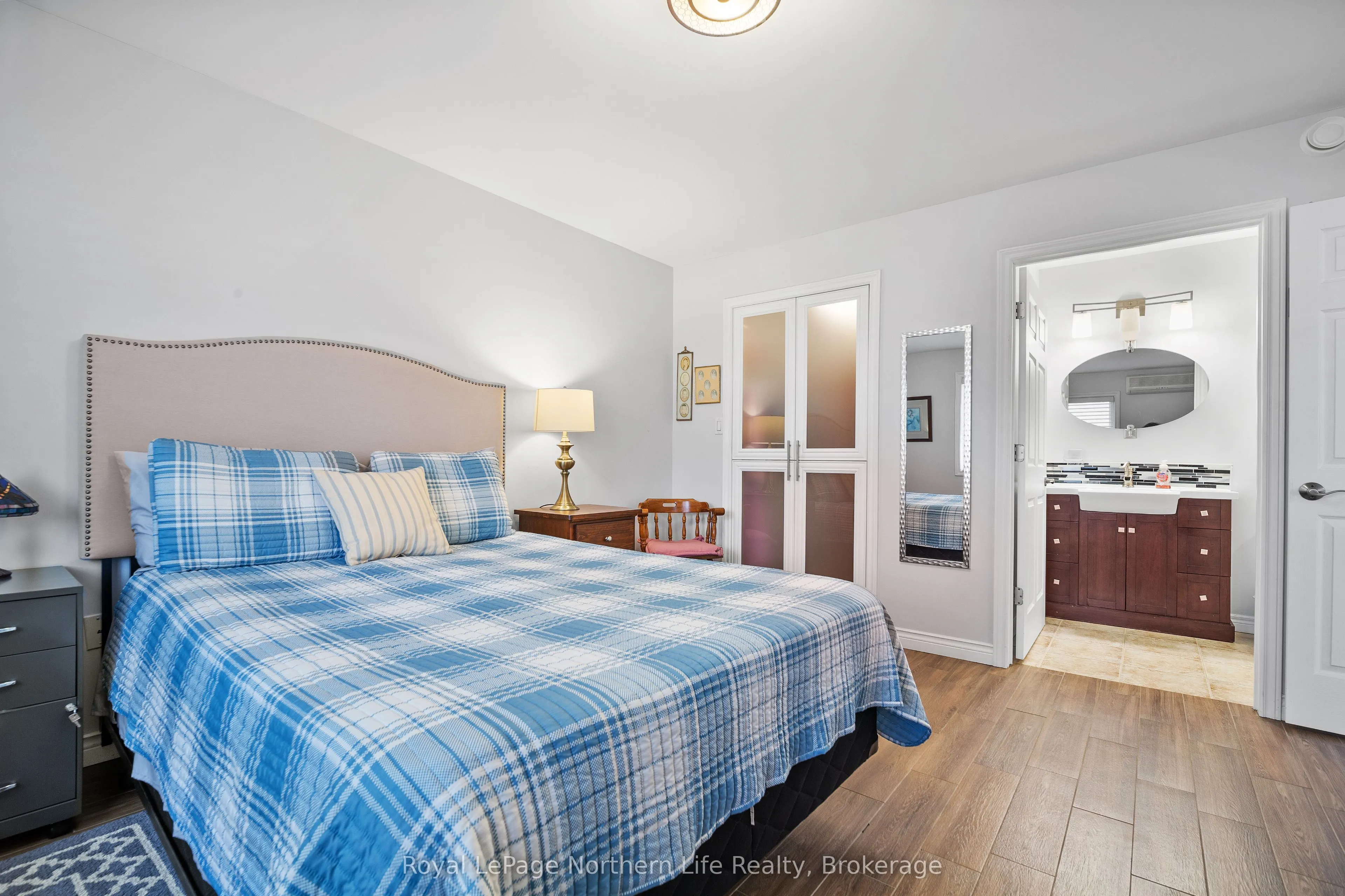 582 Lakeshore Drive, #8