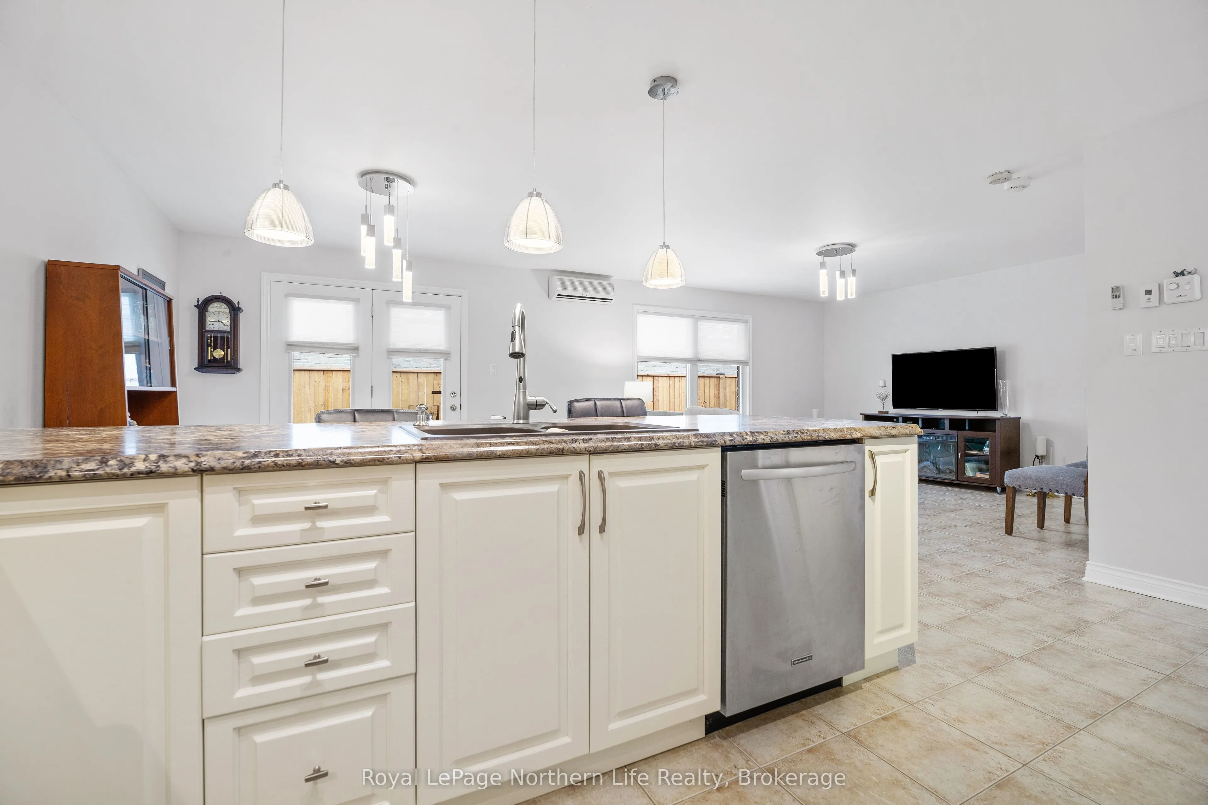 582 Lakeshore Drive, #8