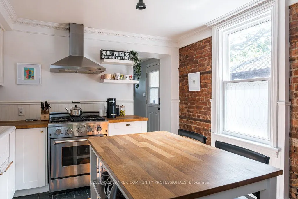 52 Emerald Street N