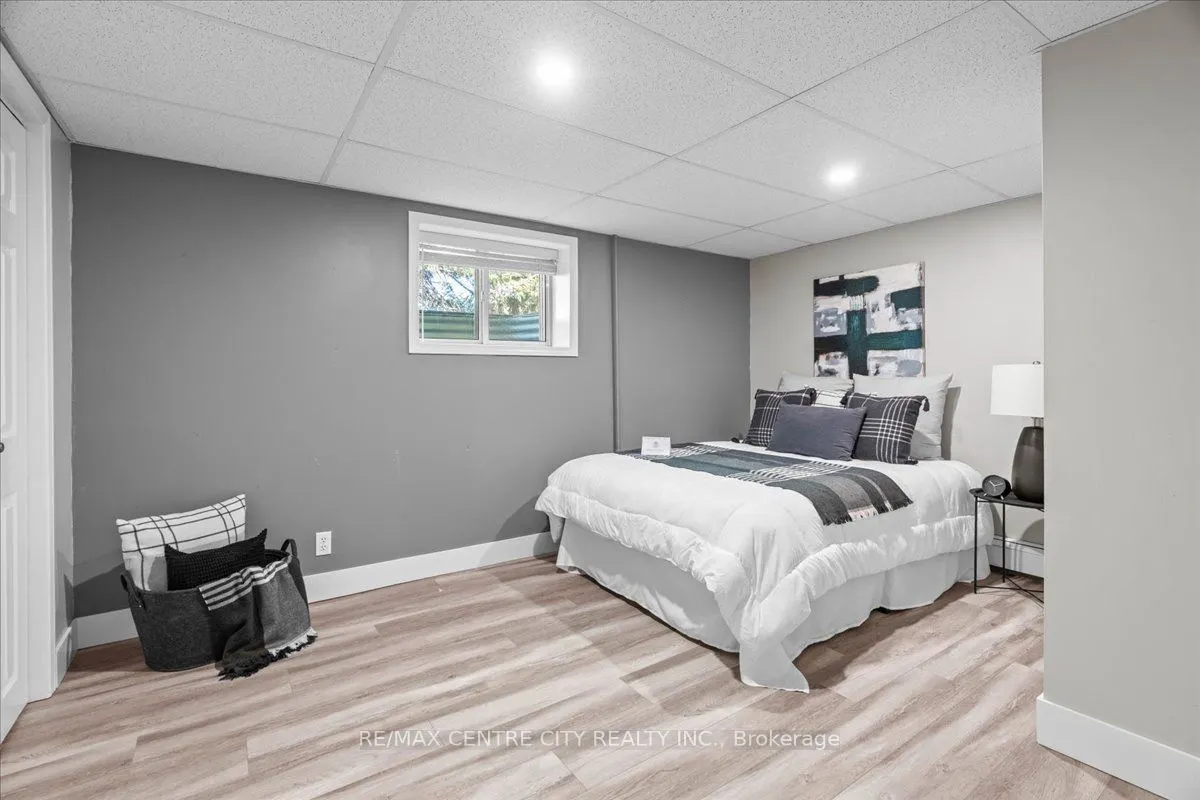 2586 Dundas Street